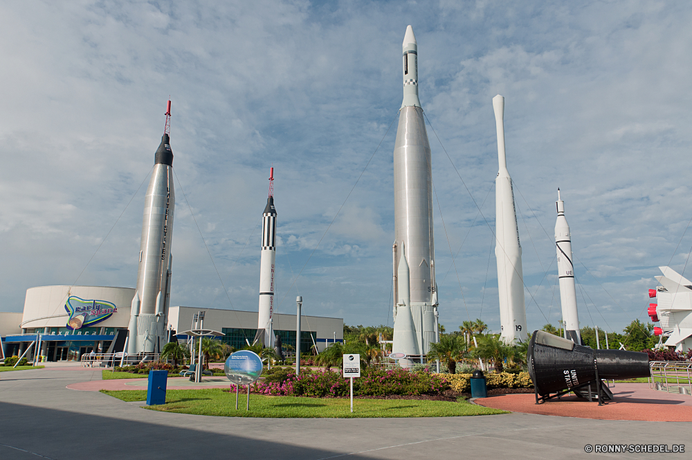 Kennedy Space Center Rakete Rakete Waffe Instrument Vermittlung Gerät Himmel Architektur Denkmal Gebäude Wahrzeichen Reisen Turm Stadt Tourismus macht Geschichte Urban Struktur Meer Industrie historischen Wasser Schornstein Umweltverschmutzung groß Boot berühmte alt Industrielle Segel Religion Fabrik Umgebung Schiff Energie Ozean Gedenkstätte Kirche Pflanze Bahnhof Technologie Hauptstadt Bau Rauch Jacht Fluss Leuchtturm Moschee Segeln Gottesdienst Kuppel Kultur Wolken Wind Stein religiöse Luft Obelisk hoch Kraftstoffpumpe heilig Motor Navigation Skyline Brücke Umwelt- historische Landschaft Stadt aussenansicht Urlaub Licht Verkehr Tourist missile rocket weapon instrument conveyance device sky architecture monument building landmark travel tower city tourism power history urban structure sea industry historic water chimney pollution tall boat famous old industrial sail religion factory environment ship energy ocean memorial church plant station technology capital construction smoke yacht river lighthouse mosque sailing worship dome culture clouds wind stone religious air obelisk high fuel holy engine navigation skyline bridge environmental historical landscape town exterior vacation light transport tourist