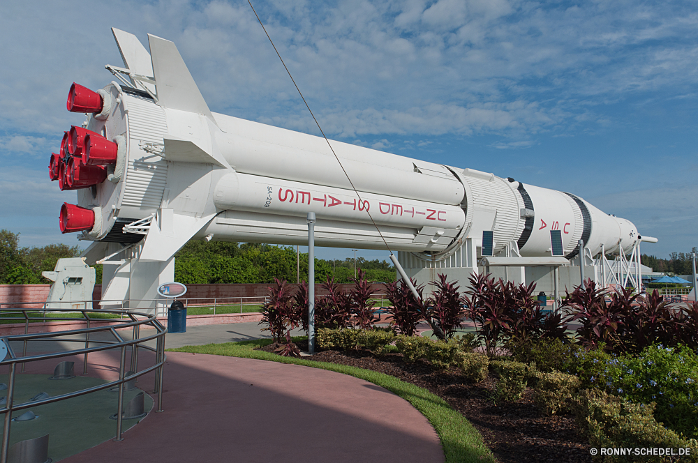 Kennedy Space Center Flughafen Flugzeug Flugzeug Flugzeug Jet Flugplatz Space shuttle Flug Transport Raumschiff Luftfahrt Verkehrsflugzeug Handwerk Verkehr Anlage Fahrzeug fliegen Luft Himmel Flügel Satellit fliegen Reisen Motor Cockpit Abreise Geschäft Propeller Reise Wolken Fluggesellschaft Passagier Fracht Geschwindigkeit Tragfläche Start Start-und Landebahn Turbine Urlaub Landung Flügel Pilot Gerät Tourismus Land Zahnrad militärische Schwanz Anreise Vermittlung macht Technologie Asphalt hoch geparkt Boden Reise Airbus Motoren Spule Industrie Urlaub Rumpf Private Metall Krieg kommerzielle schnell Rakete Jetliner Lieferung Kraftstoffpumpe Wolke Luxus Sicherheit Abziehen Zivil- aus Unternehmen Versorgung Energie horizontal stabilizer Tourist Wetter Stahl airport airplane plane aircraft jet airfield space shuttle flight transportation spacecraft aviation airliner craft transport facility vehicle fly air sky wing satellite flying travel engine cockpit departure business propeller trip clouds airline passenger cargo speed airfoil takeoff runway turbine vacation landing wings pilot device tourism land gear military tail arrival conveyance power technology tarmac high parked ground journey airbus engines bobbin industry holiday fuselage private metal war commercial fast missile jetliner delivery fuel cloud luxury safety take off civil off corporate supply energy horizontal stabilizer tourist weather steel