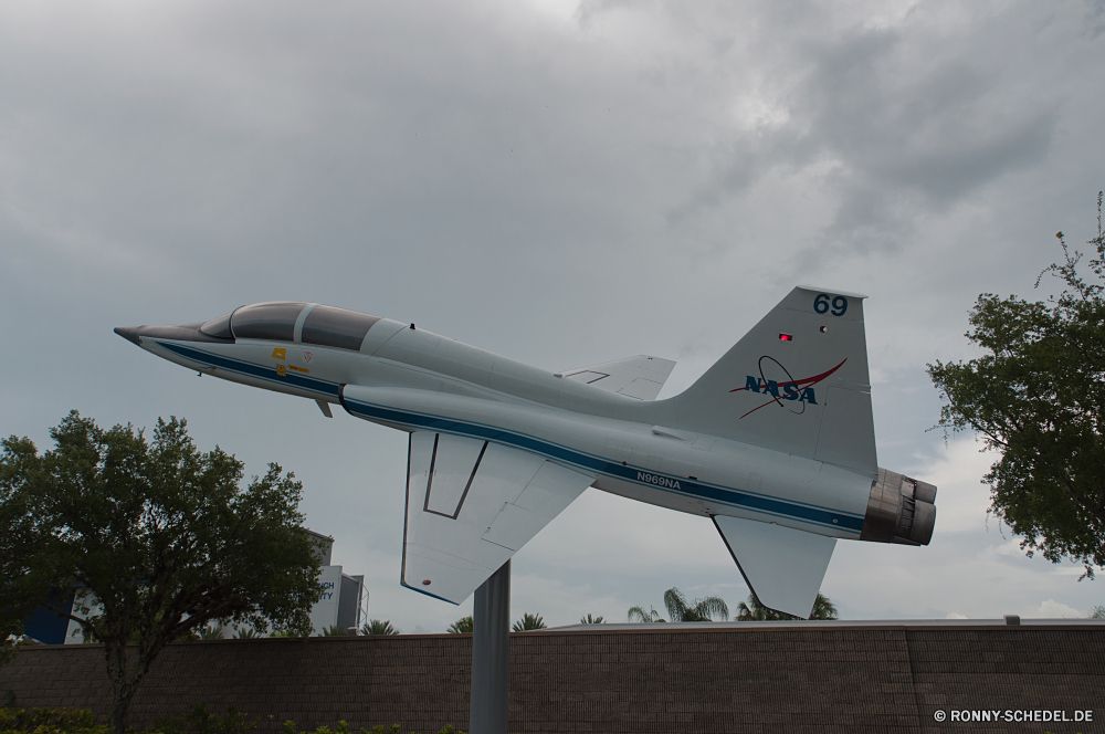 Kennedy Space Center Flugzeug Flugzeug Flugzeug Jet Gerät Flug Luftfahrt fliegen Luft Tragfläche キ102 Flügel Fahrzeug Flughafen Transport Motor Himmel Verkehr fliegen Rakete Verkehrsflugzeug Militärfahrzeug militärische Reisen Waffe Vermittlung Rakete Propeller Handwerk Nachbrenner Geschwindigkeit Kämpfer Start Cockpit Landung Krieg Passagier macht Flügel Reise Start-und Landebahn Pilot Flugplatz Fluggesellschaft Abreise Turbine Instrument Wolken kommerzielle Technologie Geschäft Kraft Zahnrad Schwanz schnell Ruder Fracht Tourismus Urlaub Wolke vertical stabilizer Reise Metall Jetliner luftgestützte Stabilisator aus Land Asphalt Zivil- geparkt horizontal stabilizer Armee alt Bomber Airbus fahren Luxus bewölkt Jahrgang dem Start der Luft Maschine Rumpf Anreise Attack Unternehmen Wetter aircraft airplane plane jet device flight aviation flying air airfoil warplane wing vehicle airport transportation engine sky transport fly missile airliner military vehicle military travel weapon conveyance rocket propeller craft afterburner speed fighter takeoff cockpit landing war passenger power wings trip runway pilot airfield airline departure turbine instrument clouds commercial technology business force gear tail fast rudder cargo tourism vacation cloud vertical stabilizer journey metal jetliner airborne stabilizer off land tarmac civil parked horizontal stabilizer army old bomber airbus depart luxury cloudy vintage taking off midair machine fuselage arrival attack corporate weather