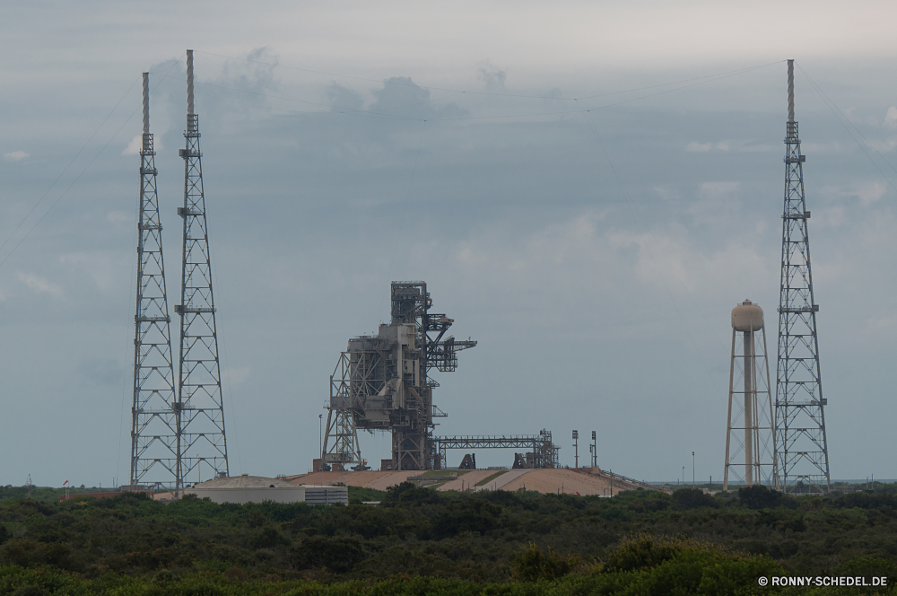 Kennedy Space Center Antenne Himmel Turm Kabel macht Industrie Strom Technologie hoch Energie Industrielle Ausrüstung Bau Struktur Stahl Elektro Metall Spannung Linie Umgebung Draht Bahnhof elektrische Sonnenuntergang Übertragung Landschaft Versorgung Mast Wolke Wolken groß Stadt Urban Netzwerk Kabel Architektur Verteilung aktuelle Gebäude Ingenieurwesen Kontur Kran globale Pflanze Verstärker Kommunikation Umweltverschmutzung Dämmerung Reisen Gefahr Pole Position Mast Generator im freien landschaftlich Umwelt- Wind Linien Tourismus Produktion Fabrik Elektronische Geräte Transformator Volt Volt Radio Kraftstoffpumpe Feld Luft moderne Fluss Infrastruktur Sonne Drähte Türme Gras Geschäft bewölkt 'Nabend Eisen Rauch Frame Ökologie Wahrzeichen Verdrahtung übertragen Watt Szene Farbe Sommer Orange Telefon im freien berühmte gegen Verbindung Verkehr Turbine antenna sky tower cable power industry electricity technology high energy industrial equipment construction structure steel electric metal voltage line environment wire station electrical sunset transmission landscape supply pylon cloud clouds tall city urban network cables architecture distribution current building engineering silhouette crane global plant amplifier communication pollution dusk travel danger pole mast generator outdoor scenic environmental wind lines tourism production factory electronic equipment transformer volts volt radio fuel field air modern river infrastructure sun wires towers grass business cloudy evening iron smoke frame ecology landmark wiring transmit watt scene color summer orange telephone outdoors famous against connection transport turbine