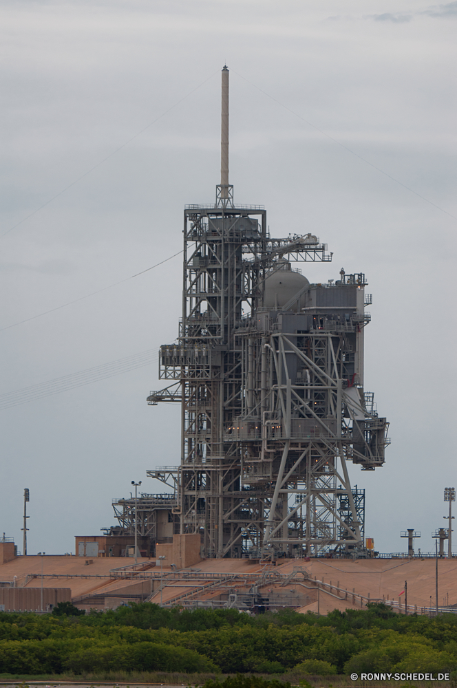 Kennedy Space Center Bohrplattform Bohrgerät Rig Industrie Ausrüstung Zahnrad Industrielle Turm Kran Himmel Stahl macht Energie Bau Antenne hoch Umweltverschmutzung Metall Gebäude groß Ingenieurwesen Struktur Öl Gas Technologie Umgebung Pflanze Fabrik Kraftstoffpumpe Kabel Geschäft Arbeit Architektur Strom Elektro Raffinerie Krane Website Bahnhof Projekt Maschine Schornstein Urban Erdöl Rohr Produktion Stadt Fracht schwere Entwicklung Mast Benzin elektrische Draht Rauch Generator Laden Übertragung Pumpe chemische Hafen Beton Build Wolke globale Frame Aufzug Maschinen Linie Luft Verkehr Haus Gerüstbau Mast Spannung Arbeiten Hafen Aktivität Space shuttle Rohrleitung Rohre Au Heben Kabel Dock Pole Position Engineer Versand Umwelt- Container Netzwerk Apparat Satellit Gefahr Schiff Fluss Radio Wachstum Herstellung Benzin Dampf Versorgung Wärme Wolken kommerzielle Kontur Handwerk Transport Raumschiff moderne drilling platform drill rig rig industry equipment gear industrial tower crane sky steel power energy construction antenna high pollution metal building tall engineering structure oil gas technology environment plant factory fuel cable business work architecture electricity electric refinery cranes site station project machine chimney urban petroleum pipe production city cargo heavy development mast gasoline electrical wire smoke generator loading transmission pump chemical port concrete build cloud global frame lift machinery line air transport house scaffolding pylon voltage working harbor activity space shuttle pipeline pipes smog lifting cables dock pole engineer shipping environmental container network apparatus satellite danger ship river radio growth manufacture petrol steam supply heat clouds commercial silhouette craft transportation spacecraft modern