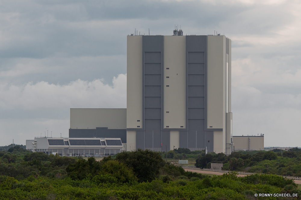 Kennedy Space Center Architektur Gebäude Stadt Universität Himmel Wolkenkratzer Büro Urban Skyline Innenstadt Turm Gebäude moderne Kühlturm Struktur Stadtansicht Wolkenkratzer Kernreaktor Kühlsystem Geschäft Reisen Neu Stadt Apparat aussenansicht Zentrum Landschaft Mechanismus groß Glas Reflexion Bau Landkreis Industrielle Industrie Wolken Wasser Ausrüstung finanzielle Fluss Wolke Unternehmen Wahrzeichen Fabrik Stahl Gerät hoch Straße macht Geschäftsviertel Umgebung Umweltverschmutzung Windows Panorama bewölkt Baum Park Festung Perspektive Sommer Fenster Fassade Bäume Tank Metropole Türme Szene nukleare im freien Hochschule Dämmerung Energie Umwelt- Pflanze Rauch Tourismus Technologie Szenerie Sonnenuntergang Tag Entwicklung des ländlichen Anlage architecture building city university sky skyscraper office urban skyline downtown tower buildings modern cooling tower structure cityscape skyscrapers nuclear reactor cooling system business travel new town apparatus exterior center landscape mechanism tall glass reflection construction district industrial industry clouds water equipment financial river cloud corporate landmark factory steel device high street power business district environment pollution windows panorama cloudy tree park fortress perspective summer window facade trees tank metropolis towers scene nuclear outdoor college dusk energy environmental plant smoke tourism technology scenery sunset day rural facility