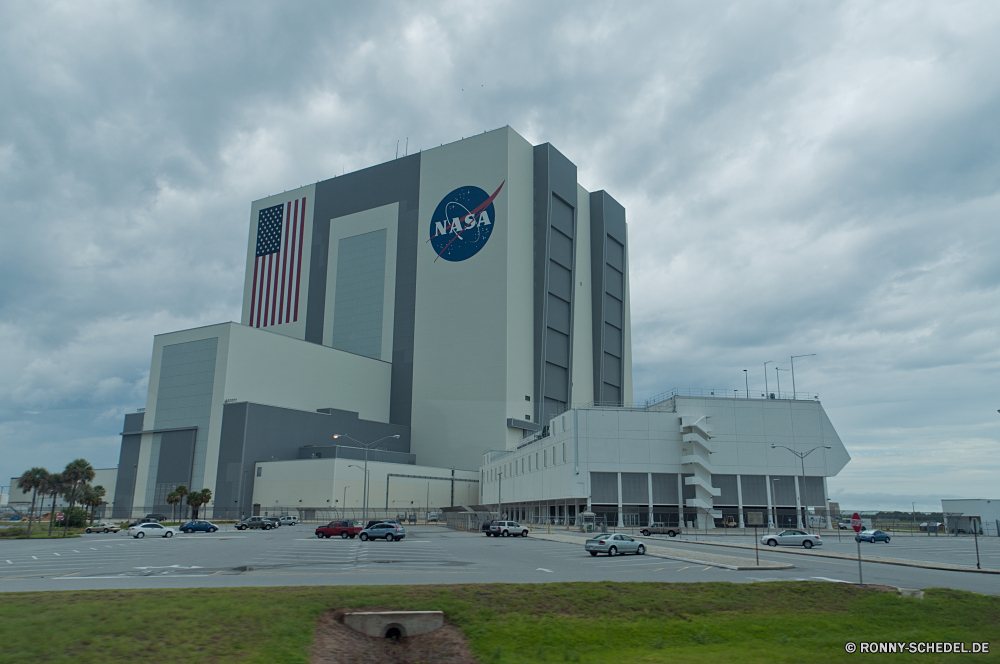 Kennedy Space Center Gebäude Himmel Architektur Struktur Stadt Wolken Urban Plakat Fassade Reisen Büro Kino moderne Gebäude Landschaft Schild Stadtansicht Straße Wasser Theater Baum Gras Haus Auto LKW Stadt Sommer Geschäft Skyline Transport Supermarkt Glas Universität sonnig aussenansicht Autobahn Hochschule Wolke Bau Tag Bäume Verkehr Szene Industrie Straße Lebensmittelgeschäft Turm Zeichen Anhänger Dach Immobilien Brücke Anlage Meer Fenster Licht Zentrum Verkehr Industrielle Umgebung Wahrzeichen im freien Neu Wolkenkratzer Startseite hoch Wolkenkratzer Hotel macht Ozean Pflanze Sonne Fluss Stahl landschaftlich Urlaub Strand Eigenschaft Kraftstoffpumpe Innenstadt Wohn Marktplatz Möbelwagen Park Kfz Urlaub Geschwindigkeit Landschaft Horizont building sky architecture structure city clouds urban billboard facade travel office cinema modern buildings landscape signboard cityscape road water theater tree grass house car truck town summer business skyline transportation supermarket glass university sunny exterior highway college cloud construction day trees traffic scene industry street grocery store tower sign trailer roof estate bridge facility sea window light center transport industrial environment landmark outdoors new skyscrapers home high skyscraper hotel power ocean plant sun river steel scenic holiday beach property fuel downtown residential marketplace moving van park motor vehicle vacation speed countryside horizon