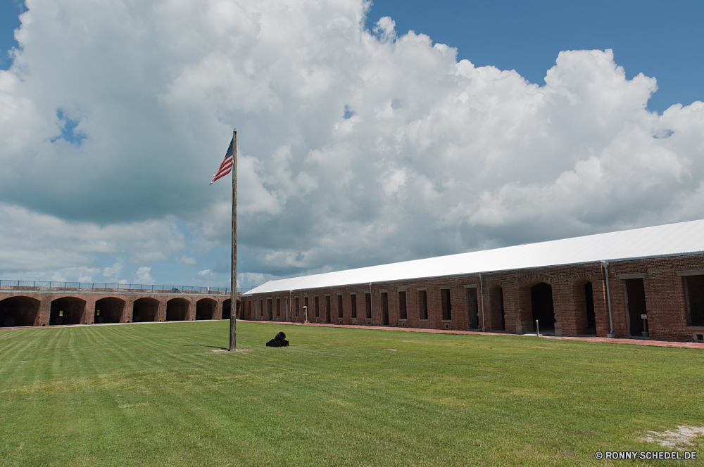 Florida Keys Viadukt Brücke Gras Struktur Himmel Landschaft Sommer Fahnenmast Feld Baum Golf Turbine Kurs Wolken Land Personal Bäume Sport im freien Flag Park Wiese Landschaft Loch Wolke Stock Rasen Entwicklung des ländlichen Frühling Szene Bauernhof Spiel im freien landschaftlich Fairway Erholung Land Szenerie Horizont Kugel außerhalb Tag Golf spielen Architektur Umgebung Sonne bewölkt Hügel Pflanze Wetter Straße setzen Berg Reisen Landwirtschaft Wald Gebäude friedliche Haus idyllische Wasser Aktivität Felder sonnig Verein Freizeit See Bunker par Reiner Golfspieler Saison Wolkengebilde Pflanzen Urlaub natürliche Wettbewerb Fluss Herbst viaduct bridge grass structure sky landscape summer flagpole field tree golf turbine course clouds country staff trees sport outdoor flag park meadow countryside hole cloud stick lawn rural spring scene farm game outdoors scenic fairway recreation land scenery horizon ball outside day golfing architecture environment sun cloudy hill plant weather road putting mountain travel agriculture forest building peaceful house idyllic water activity fields sunny club leisure lake bunker par plain golfer season cloudscape plants vacation natural competition river autumn