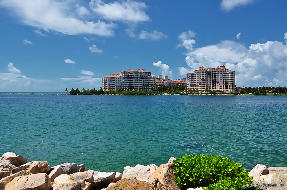 Miami Beach am Wasser Wasser Stadt Reisen Meer Ozean Architektur Himmel Gebäude Anlegestelle Skyline Stadtansicht Urban Gebäude Küste Fluss Tourismus Strand Bucht Wellenbrecher Landschaft Brücke Hafen Ufer Boot Wolken Wahrzeichen Urlaub Struktur Küstenlinie Barrier Stadt Innenstadt Wolkenkratzer Schiff Haus Sonne Urlaub Sommer Tourist Boote am See moderne am Meer Küste aussenansicht Reflexion Unterstützung Insel Hotel Obstruktion Sand Ziel Szene Körper des Wassers Wolkenkratzer Sonnenuntergang Nacht Dämmerung Resort Marina Tropischer See Tag Horizont Turm Wohnung Panorama Welle im freien Hafen Gerät ruhige landschaftlich klar England Urlaub Baum Entspannung Büro Versand Dock Schiff Tour Wolke sonnig bunte 'Nabend berühmte Luxus Reiseziele Reise Kap Containerschiff Geschäft Startseite Berg waterfront water city travel sea ocean architecture sky building pier skyline cityscape urban buildings coast river tourism beach bay breakwater landscape bridge harbor shore boat clouds landmark vacation structure shoreline barrier town downtown skyscraper ship house sun holiday summer tourist boats lakeside modern seaside coastline exterior reflection support island hotel obstruction sand destination scene body of water skyscrapers sunset night dusk resort marina tropical lake day horizon tower apartment panorama wave outdoors port device tranquil scenic clear england vacations tree relaxation office shipping dock vessel tour cloud sunny colorful evening famous luxury destinations trip cape container ship business home mountain