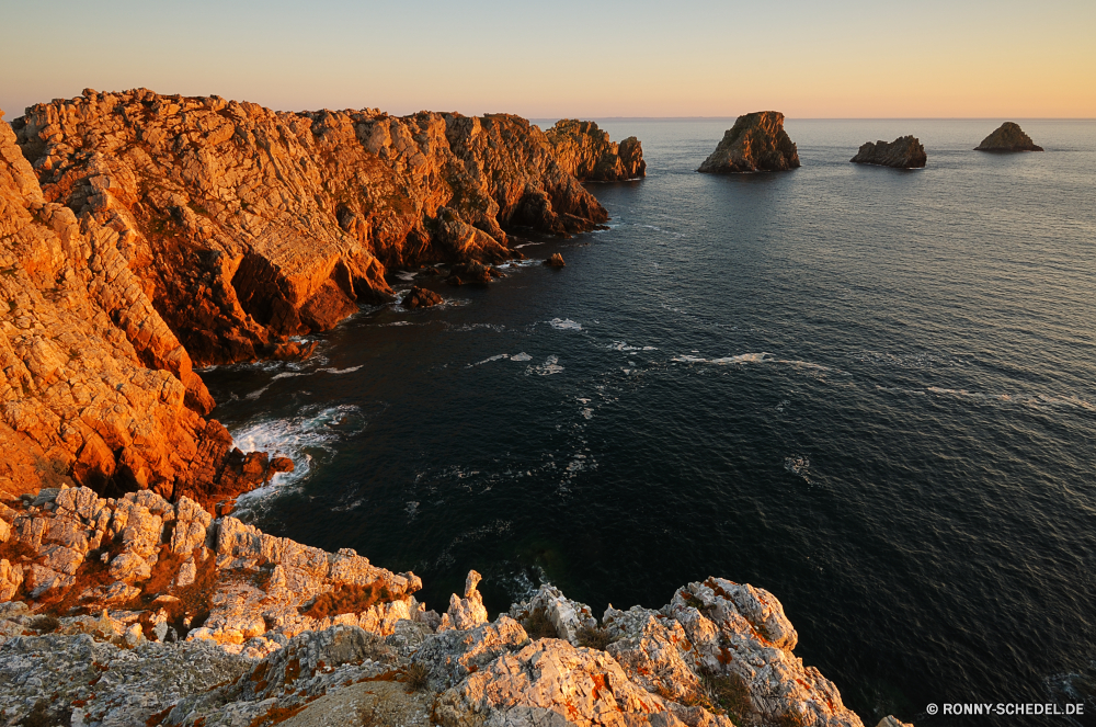 Bretagne Vorgebirge geologische formation natürliche Höhe Meer Ozean Küste Strand Landschaft Klippe Wasser Küste Fels Himmel Reisen Ufer Felsen Urlaub Insel Bucht seelandschaft Welle Sommer Sand Wellen Sonne Stein Berg Horizont Tourismus felsigen landschaftlich Kap Szenerie Wolken Küste Entspannen Sie sich Surf Urlaub Sonnenuntergang Szene Wolke im freien sonnig am Meer Tropischer Wetter Pazifik im freien ruhige Tag Küstenlinie Sonnenlicht Sturm Türkis Reflexion Licht Sonnenaufgang Hügel Ziel friedliche Tourist Klippen Paradies Boot natürliche Umgebung Farbe Gezeiten klar Steine Süden Resort Wahrzeichen Inseln Meeresküste Riff dramatische Orange bewölkt Wind Berge Gras promontory geological formation natural elevation sea ocean coast beach landscape cliff water coastline rock sky travel shore rocks vacation island bay seascape wave summer sand waves sun stone mountain horizon tourism rocky scenic cape scenery clouds coastal relax surf holiday sunset scene cloud outdoor sunny seaside tropical weather pacific outdoors tranquil day shoreline sunlight storm turquoise reflection light sunrise hill destination peaceful tourist cliffs paradise boat natural environment color tide clear stones south resort landmark islands seashore reef dramatic orange cloudy wind mountains grass