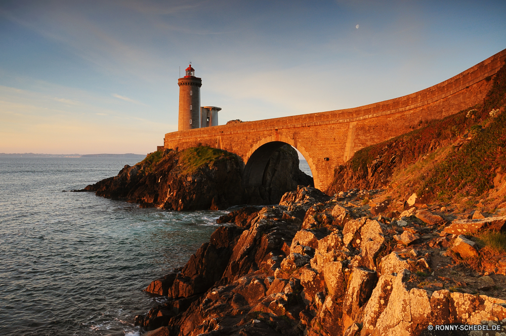 Bretagne Leuchtfeuer Turm Struktur Küste Meer Leuchtturm Ozean Reisen Himmel Wasser Landschaft Wahrzeichen Tourismus Architektur Insel Ufer Licht Urlaub Fels Gebäude Küste landschaftlich Haus Felsen Küste Klippe Stadt historischen Strand Sommer Bucht Tourist alt Szenerie Wolken Urlaub Kirche berühmte Wellen Welle Horizont am Meer Navigation Stadt Stein Sonnenuntergang Berg Tag Pazifik Warnung Attraktion Szene Ziel Baum Hafen seelandschaft Panorama Wolke Sicherheit im freien Geschichte Schloss sonnig Mauer Brücke Süden im freien Sand Dach Schiff Paradies See friedliche Sonne ruhige Fluss Nacht Urban beacon tower structure coast sea lighthouse ocean travel sky water landscape landmark tourism architecture island shore light vacation rock building coastline scenic house rocks coastal cliff city historic beach summer bay tourist old scenery clouds holiday church famous waves wave horizon seaside navigation town stone sunset mountain day pacific warning attraction scene destination tree harbor seascape panorama cloud safety outdoors history castle sunny wall bridge south outdoor sand roof ship paradise lake peaceful sun tranquil river night urban