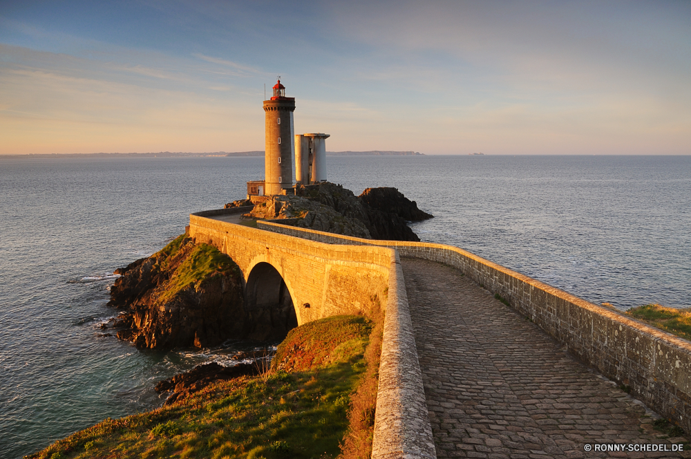 Bretagne Leuchtfeuer Turm Struktur Meer Leuchtturm Küste Ozean Wasser Himmel Reisen Licht Ufer Insel Architektur Küste Wahrzeichen Gebäude Urlaub Strand Tourismus Felsen Haus Bucht Landschaft Wellen Stadt Fels historischen Navigation Tourist Hafen Warnung Küste Sonnenuntergang landschaftlich Sicherheit Pazifik Wolken Klippe Dämmerung Schiff Urlaub Horizont am Meer seelandschaft Sommer Ziel Boot berühmte Welle Wellenbrecher Stein Wolke alt Nautik Hafen Attraktion Sand Brücke 'Nabend Maritime Nacht zeigen Stadt Kirche Barrier sonnig Szenerie Tag Anleitung Anlegestelle Golden Süden Denkmal im freien Sicherheit Sonne Urban beacon tower structure sea lighthouse coast ocean water sky travel light shore island architecture coastline landmark building vacation beach tourism rocks house bay landscape waves city rock historic navigation tourist harbor warning coastal sunset scenic safety pacific clouds cliff dusk ship holiday horizon seaside seascape summer destination boat famous wave breakwater stone cloud old nautical port attraction sand bridge evening maritime night point town church barrier sunny scenery day guide pier golden south monument outdoors security sun urban