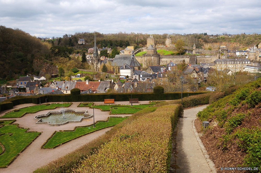 Bretagne Labyrinth Landschaft Sommer Reisen Gras Entwicklung des ländlichen Himmel Baum Feld Landwirtschaft Bauernhof Haus Garten Szenerie Pflanze landschaftlich Landschaft im freien Gebäude Bäume Dorf Frühling Park Palast Berg Architektur Weingut Stadt Land Tourismus sonnig Wasser Pflanzen Wolke im freien Kultur Straße Hügel friedliche Tal Landbau Blume Wein Fluss Geschichte Ackerland alt See Wolken Land Wald Landschaften wachsende Antike idyllische wachsen Stadt Berge malerische Felder Sonne Rebe Blumen Tag Struktur Schloss Straße Resort traditionelle Häuser Gartenarbeit Zeile Umgebung Tourist Flora Weinbau Reben Traube Saison Szene üppige Trauben Mauer Stein Pfad Ernte Trinken Sonnenschein Obst zu produzieren natürliche Turm Gebiet Urlaub Bereich maze landscape summer travel grass rural sky tree field agriculture farm house garden scenery plant scenic countryside outdoors building trees village spring park palace mountain architecture vineyard city country tourism sunny water plants cloud outdoor culture road hill peaceful valley farming flower wine river history farmland old lake clouds land forest scenics growing ancient idyllic grow town mountains picturesque fields sun vine flowers day structure castle street resort traditional houses gardening row environment tourist flora viticulture vines grape season scene lush grapes wall stone path harvest drink sunshine fruit produce natural tower region holiday area