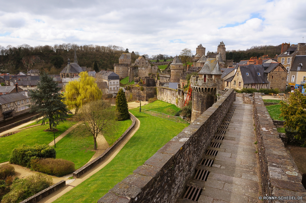 Bretagne Mauer Schloss Landschaft Palast Reisen Befestigung Baum Architektur Stadt Gebäude Himmel Struktur Tourismus Geschichte Bäume landschaftlich Garten Berg Fluss alt Stein Defensive Struktur Antike Hügel Sommer im freien Tourist Pfad Park Entwicklung des ländlichen historischen Szenerie Gras im freien historische Herbst Berge sonnig Tal Wasser Haus Wald berühmte Stadt Landschaft fallen Wahrzeichen Zaun Blume Straße Pflanze Land Brücke Turm Dorf Panorama Szene Wolken friedliche Feld Urlaub Weingut Landwirtschaft Rebe Tag Kultur Ziel gelb Wolke Urlaub gelassene Frieden bunte Fels Häuser außerhalb in der Nähe Gebäude Holz Umgebung Wein aussenansicht natürliche See Urban wall castle landscape palace travel fortification tree architecture city building sky structure tourism history trees scenic garden mountain river old stone defensive structure ancient hill summer outdoors tourist path park rural historic scenery grass outdoor historical autumn mountains sunny valley water house forest famous town countryside fall landmark fence flower road plant country bridge tower village panorama scene clouds peaceful field vacation vineyard agriculture vine day culture destination yellow cloud holiday serene peace colorful rock houses outside near buildings wood environment wine exterior natural lake urban