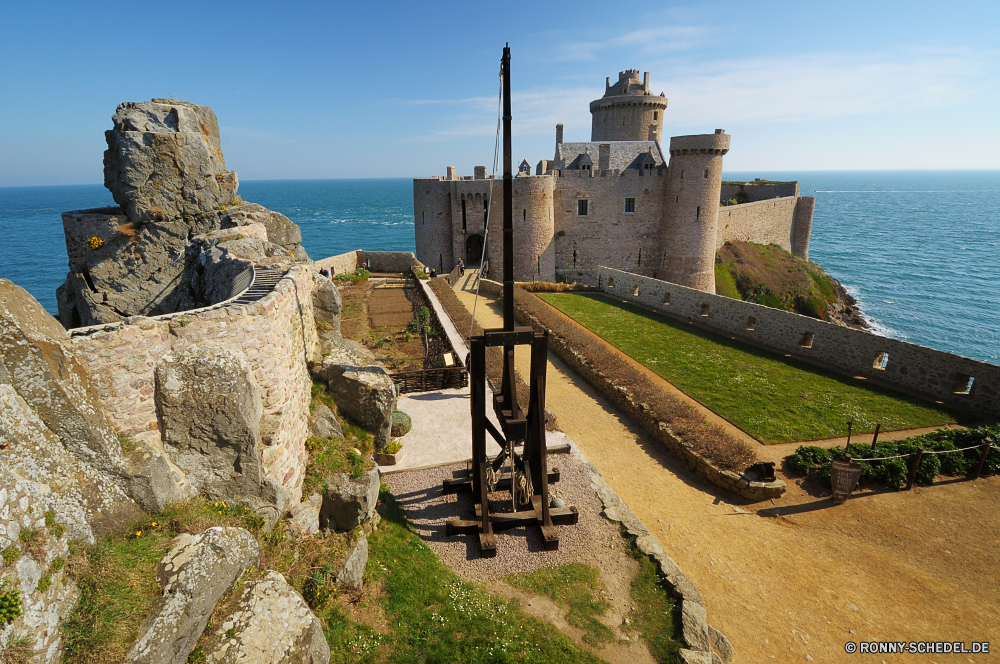 Bretagne Schloss Befestigung Festung Defensive Struktur Turm mittelalterliche Palast Architektur Struktur Ringwall alt Stein Mauer Antike Gebäude Tourismus Wahrzeichen Geschichte historischen Reisen historische Festung Himmel Ruine Denkmal Wände Ruine Landschaft Fels Jahrhundert Felsenburg Türme Verteidigung Mitte Stadt Hügel Backstein berühmte Stadt Tourist Haus Königreich König England Bau Gras Zinnen aussenansicht Königliche Krieg groß Meer Altersgruppen Kultur Fenster im freien Schutz Wälle Kirchenburg Zitadelle Urlaub Museum architektonische Dorf Vereinigte Wolken Brücke Berg Bäume castle fortification fortress defensive structure tower medieval palace architecture structure rampart old stone wall ancient building tourism landmark history historic travel historical fort sky ruins monument walls ruin landscape rock century stronghold towers defense middle city hill brick famous town tourist house kingdom king england construction grass battlements exterior royal war great sea ages culture window outdoors protection ramparts fortified citadel holiday museum architectural village united clouds bridge mountain trees