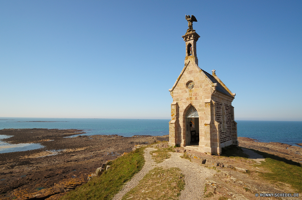 Bretagne Glocke-Côte Obdach Schutzüberzug Kirche Bespannung Religion Architektur Gebäude Turm Kreuz alt Glocke Geschichte Himmel Reisen religiöse Wahrzeichen Kloster glauben historischen Tourismus Stadt Stadt Antike historische mittelalterliche Gott Stein Kapelle Katholische heilig Kultur Orthodoxe Kuppel Gottesdienst Tempel Landschaft Dach berühmte aussenansicht Kathedrale akustische Geräte Haus Denkmal Gebet Tourist Mauer Baum Land im freien Backstein Schloss Struktur Fenster Kirchturm Signalgeber Wolke Licht Touristische Antik Felsen Hügel Symbol Kirchen Katholizismus Tag Jahrhundert Szene Weltanschauung außerhalb Dorf Fassade Winter Uhr Wolken Hauptstadt traditionelle Entwicklung des ländlichen bell cote shelter protective covering church covering religion architecture building tower cross old bell history sky travel religious landmark monastery faith historic tourism town city ancient historical medieval god stone chapel catholic holy culture orthodox dome worship temple landscape roof famous exterior cathedral acoustic device house monument prayer tourist wall tree country outdoors brick castle structure window steeple signaling device cloud light touristic antique rocks hill symbol churches catholicism day century scene belief outside village facade winter clock clouds capital traditional rural