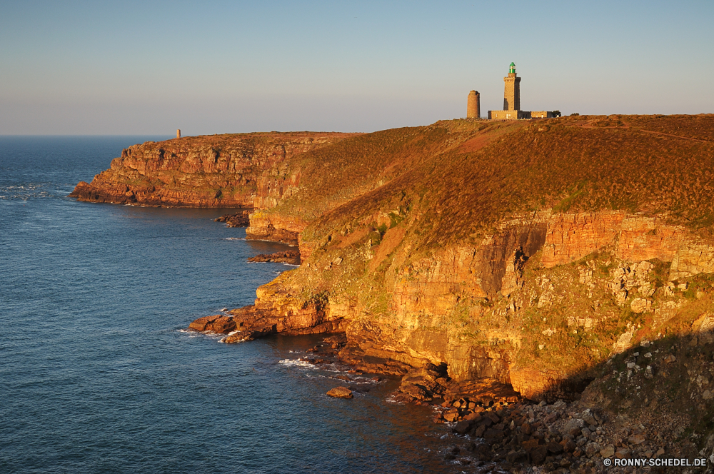 Bretagne Klippe geologische formation Meer Küste Landschaft Ozean Fels Wasser Reisen Strand Vorgebirge Küste landschaftlich Urlaub Himmel Tourismus natürliche Höhe Ufer Berg Insel Felsen Festung Sommer Bucht Stein Tourist Urlaub Sand Wolken Welle Klippen Sonne Wellen im freien Berge Küste seelandschaft Schlucht felsigen Szene Wahrzeichen nationalen Szenerie im freien Baum Horizont Sonnenuntergang Hügel Wolke Park Süden Ziel sonnig am Meer Panorama Paradies Kap Küstenlinie friedliche Tal Stadt natürliche Turm Architektur Fluss Schloss Inseln hoch Tag alt Gebäude Pazifik Abenteuer Steine Wüste horizontale Schlucht Farbe Wetter Sonnenlicht Aushöhlung Geologie Westen Hafen Attraktion Reise Resort Boot berühmte Stadt Bäume klar cliff geological formation sea coast landscape ocean rock water travel beach promontory coastline scenic vacation sky tourism natural elevation shore mountain island rocks fortress summer bay stone tourist holiday sand clouds wave cliffs sun waves outdoor mountains coastal seascape canyon rocky scene landmark national scenery outdoors tree horizon sunset hill cloud park south destination sunny seaside panorama paradise cape shoreline peaceful valley city natural tower architecture river castle islands high day old building pacific adventure stones desert horizontal ravine color weather sunlight erosion geology west harbor attraction trip resort boat famous town trees clear