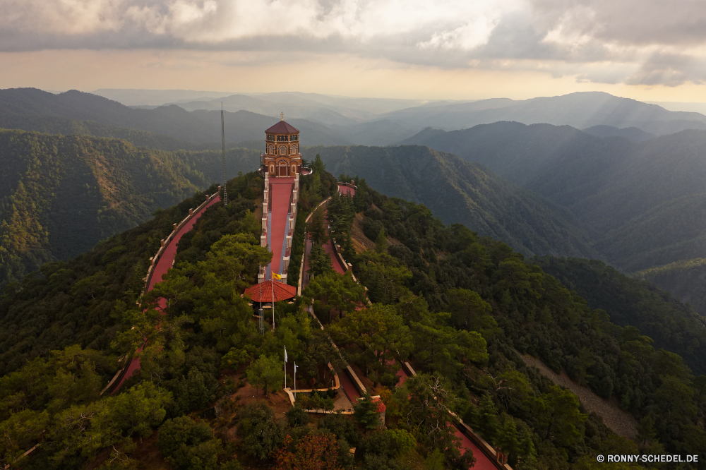  Park Berg Landschaft Darm-Trakt Reisen Sesselbahn Berge Brücke Struktur ski tow Himmel Hängebrücke Tal Architektur Tourismus Schloss Turm Gebäude Vermittlung Wald Hügel Baum Bäume Kloster landschaftlich Wahrzeichen Fluss Kirche Stadt Haus Antike Fels Tourist Szenerie religiöse Residenz Palast alt berühmte Stadt im freien Wolken Wasser Stein Sommer Befestigung nationalen Straße Klippe im freien Urlaub Geschichte Hügel Szene historischen Insel Landschaft Residenz Religion Wandern Wolke sonnig Tag Küste Alpen Luftbild hoch Attraktion Panorama Kultur historische Ziel Defensive Struktur Horizont Herbst Urban Dschungel Spitze in der Nähe Dorf Panorama Tropischer Abenteuer Reise Umgebung Urlaub Entwicklung des ländlichen Land park mountain landscape tract travel chairlift mountains bridge structure ski tow sky suspension bridge valley architecture tourism castle tower building conveyance forest hill tree trees monastery scenic landmark river church city house ancient rock tourist scenery religious residence palace old famous town outdoors clouds water stone summer fortification national road cliff outdoor vacation history hills scene historic island countryside residence religion hiking cloud sunny day coast alps aerial high attraction panorama culture historical destination defensive structure horizon autumn urban jungle peak near village panoramic tropical adventure journey environment holiday rural country