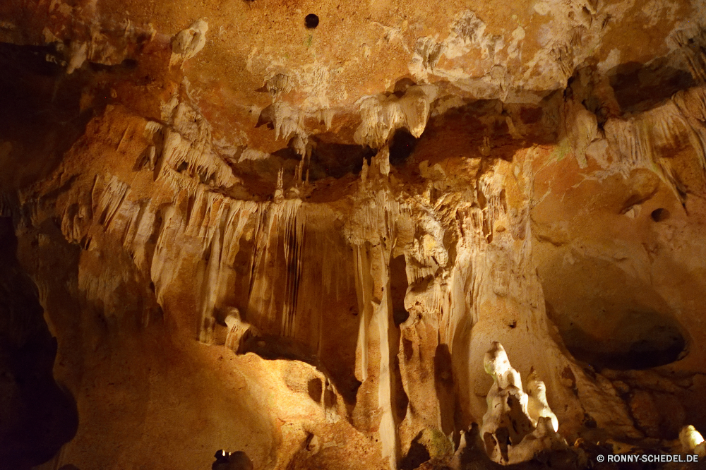 Cueva de las Maravillas Höhle geologische formation Fels Schlucht Geologie nationalen Sandstein Park Stein Aushöhlung Wüste Landschaft Reisen Formationen Tourismus natürliche Felsen Berg Bildung Orange landschaftlich Erde Sand Kalkstein Klippen Mauer ungewöhnliche Berge Wahrzeichen Steine Innenseite geologische Tourist einzigartige Licht Extreme Wildnis dunkel Stalagmit Tropfsteinhöhle u-Bahn Antike Baum Mysterium Muster Höhle versteckt Dunkelheit geheimnisvolle Wasser Hoodoos Gelände Klippe nass tief Erhaltung im freien Calcit Hoodoo Ökologie unter Kiefer Attraktion Boden im freien ganz unter Mineralien Ökosystem Nationalpark Südwesten Tour Wandern Tropfen Formen Farbe Mining Himmel geologische Ressourcen ökologische Abenteuer trocken Szenerie Umgebung Urlaub Arid Wanderung Textur Landschaften bunte Reise Sommer alt Bizarre Aussicht Schichten entfernten außerhalb Wolken Ziel Denkmal Sonnenlicht cave geological formation rock canyon geology national sandstone park stone erosion desert landscape travel formations tourism natural rocks mountain formation orange scenic earth sand limestone cliffs wall unusual mountains landmark stones inside geologic tourist unique light extreme wilderness dark stalagmite stalactite underground ancient tree mystery pattern cavern hidden darkness mysterious water hoodoos terrain cliff wet deep conservation outdoor calcite hoodoo ecology under pine attraction ground outdoors quite beneath minerals ecosystem national park southwest tour hiking drops shapes color mining sky geological resources ecological adventure dry scenery environment vacation arid hike texture scenics colorful trip summer old bizarre vista layers remote outside clouds destination monument sunlight