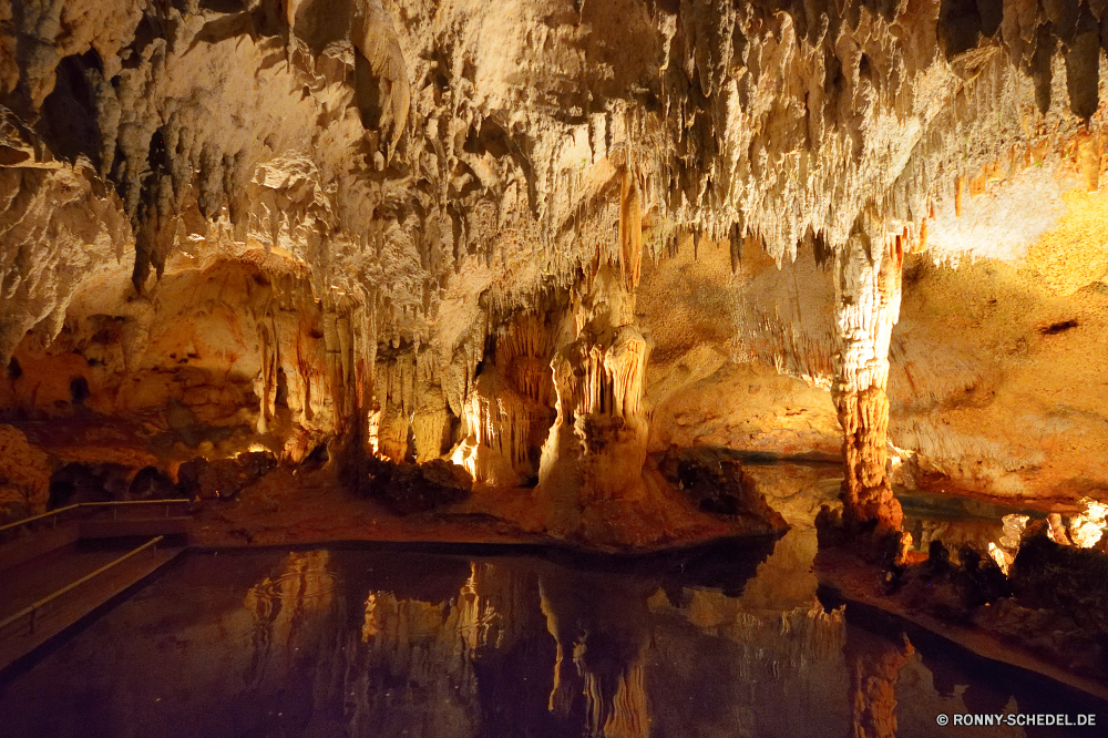 Cueva de las Maravillas Höhle geologische formation Fels Park Tourismus Landschaft Reisen nationalen Geologie Schlucht Stein natürliche landschaftlich Baum Wasser Antike Mauer Berg Sandstein dunkel Licht Kalkstein Erde alt Fluss Tropfsteinhöhle Innenseite Aushöhlung Bildung Höhle u-Bahn Dunkelheit im freien Grunge Muster Klippe Ökologie Erhaltung Jahrgang Textur Urlaub Orange Formationen Tourist geheimnisvolle Mysterium Extreme Kiefer Sand Wald Wüste Stalagmit geologische Farbe Attraktion Felsen gelb Braun ganz im Alter von Wahrzeichen Szenerie nass bunte Wasserfall Tal tief Steine Himmel fallen Calcit Mining Mineralien Ökosystem ungewöhnliche im freien Tour Herbst entfernten Boden Wildnis Umgebung unter versteckt Ressourcen Creek texturierte ökologische unter Tropfen Sonnenaufgang Berge Pflanze schmutzig Sonnenlicht Bäume Entwicklung des ländlichen Land Nationalpark Frühling künstlerische Architektur Wanderung Szene felsigen außerhalb Wandern Loch einzigartige Stream Rau Blätter cave geological formation rock park tourism landscape travel national geology canyon stone natural scenic tree water ancient wall mountain sandstone dark light limestone earth old river stalactite inside erosion formation cavern underground darkness outdoor grunge pattern cliff ecology conservation vintage texture vacation orange formations tourist mysterious mystery extreme pine sand forest desert stalagmite geologic color attraction rocks yellow brown quite aged landmark scenery wet colorful waterfall valley deep stones sky fall calcite mining minerals ecosystem unusual outdoors tour autumn remote ground wilderness environment beneath hidden resources creek textured ecological under drops sunrise mountains plant dirty sunlight trees rural country national park spring artistic architecture hike scene rocky outside hiking hole unique stream rough leaves