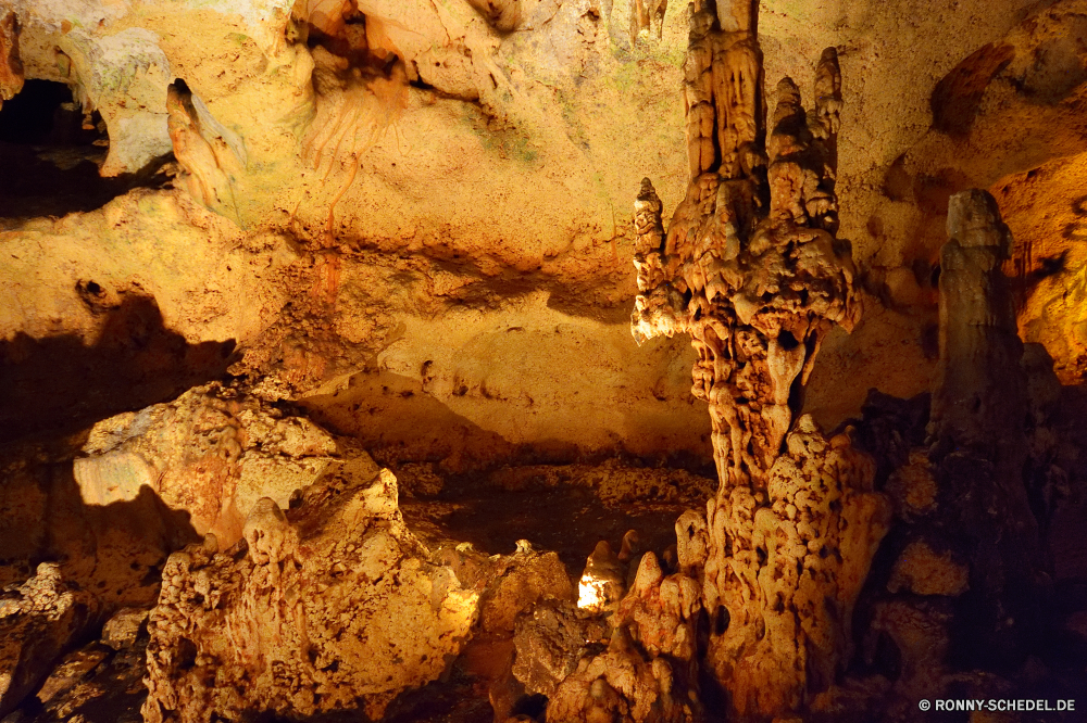 Cueva de las Maravillas Höhle geologische formation Fels Schlucht Geologie Park nationalen Sandstein Stein Reisen Landschaft Wüste natürliche Tourismus Antike Aushöhlung Formationen alt Mauer Berg Bildung Sand Orange landschaftlich Wahrzeichen Baum Felsen Berge Erde Muster Klippe Licht Extreme dunkel geologische Innenseite Wildnis Farbe Kalkstein Rau Gelände Textur u-Bahn Klippen ungewöhnliche Braun Stalagmit Tropfsteinhöhle geheimnisvolle nass Mysterium Steine Erhaltung Wasser im freien Höhle im Alter von Himmel Dunkelheit Südwesten Arid entfernten Landschaften einzigartige Tourist Hoodoo Schichten Kiefer Boden Denkmal trocken gelb im freien Holz schmutzig Urlaub Geschichte Calcit Sonnenlicht ganz versteckt geologische Oberfläche unter Antik tief Attraktion Tal Verwittert Ökologie Fluss unter Mineralien texturierte Ökosystem Mineral leere Zustand Tropfen Hügel Jahrgang Umgebung Brief historischen Hintergründe Szenerie cave geological formation rock canyon geology park national sandstone stone travel landscape desert natural tourism ancient erosion formations old wall mountain formation sand orange scenic landmark tree rocks mountains earth pattern cliff light extreme dark geologic inside wilderness color limestone rough terrain texture underground cliffs unusual brown stalagmite stalactite mysterious wet mystery stones conservation water outdoors cavern aged sky darkness southwest arid remote scenics unique tourist hoodoo layers pine ground monument dry yellow outdoor wood dirty vacation history calcite sunlight quite hidden geological surface under antique deep attraction valley weathered ecology river beneath minerals textured ecosystem mineral empty state drops hill vintage environment letter historic backgrounds scenery