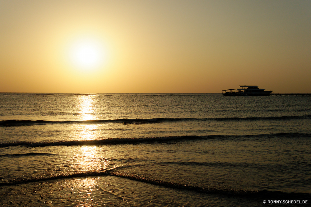 The Three Corners Equinox Beach Resort Sonne Ozean Sonnenuntergang Meer Strand Wasser Himmel Sterne Küstenlinie Sonnenaufgang Sand Himmelskörper Reisen Landschaft Küste Sommer 'Nabend Wolken Dämmerung Körper des Wassers Urlaub Orange Ufer Reflexion Wellen Kontur Tropischer Horizont Welle Küste Urlaub Sonnenlicht Morgenröte Wolke romantische Insel friedliche landschaftlich Atmosphäre Golden Entspannung am Meer Licht Szene Anlegestelle ruhige Bucht Boot Farbe am Morgen seelandschaft Surf Entspannen Sie sich im freien Wellenbrecher Tourismus Paradies Sonnenschein See entspannende Szenerie Barrier Urlaub Ruhe Menschen Dämmerung klar Tourist Baum gelb Romantik Pazifik sonnig idyllische Nacht Gezeiten Küste Mann bunte Traum Freizeit warm Fischer Wetter Erholung nass natürliche Obstruktion Sonnenuntergang Fels Wellen dramatische Angeln im freien welligkeit Klima horizontale Resort Urlaub Frieden Saison sun ocean sunset sea beach water sky star shoreline sunrise sand celestial body travel landscape coast summer evening clouds dusk body of water vacation orange shore reflection waves silhouette tropical horizon wave coastline holiday sunlight dawn cloud romantic island peaceful scenic atmosphere golden relaxation seaside light scene pier tranquil bay boat color morning seascape surf relax outdoors breakwater tourism paradise sunshine lake relaxing scenery barrier vacations calm people twilight clear tourist tree yellow romance pacific sunny idyllic night tide coastal man colorful dream leisure warm fisherman weather recreation wet natural obstruction sundown rock ripples dramatic fishing outdoor ripple climate horizontal resort holidays peace season