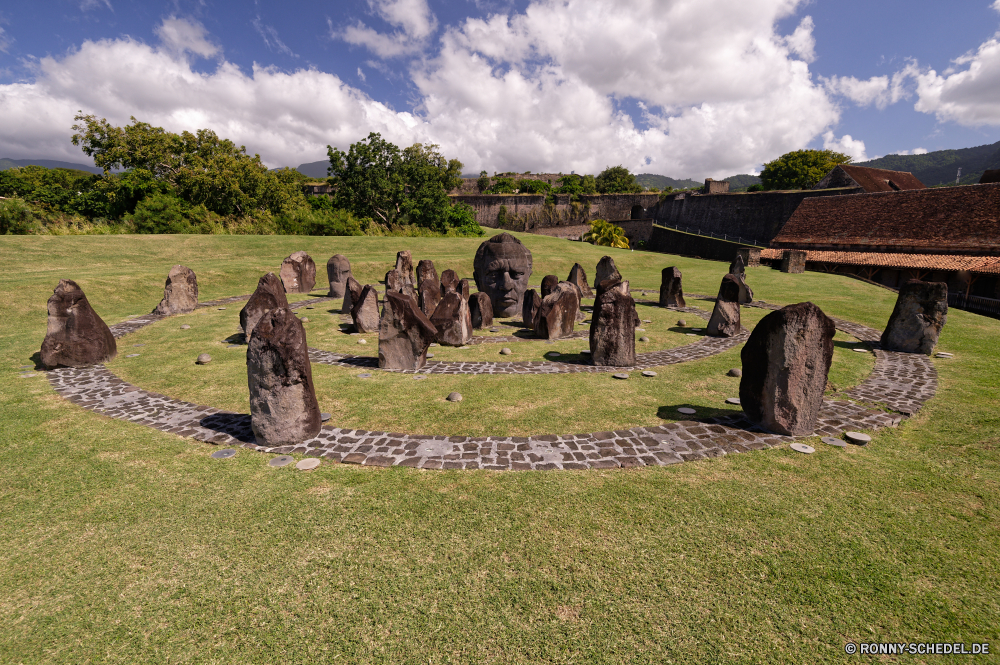 Guadeloupe Megalith Gedenkstätte Struktur Landschaft Gras Feld Himmel Entwicklung des ländlichen Stein Baum England Sommer Heu Landschaft Antike Tourismus Bauernhof Wiese Land landschaftlich Bäume Reisen Geschichte Friedhof Wahrzeichen Wolken Fels Denkmal historischen Tourist im freien Religion alt Architektur Landwirtschaft Grab Berg Mysterium Park im freien Jungsteinzeit Szenerie Szene geheimnisvolle Sonne Wald Attraktion Ernte Süden Hügel berühmte Land Haus Prähistorische Ruine Gebäude Stroh Weide Steine natürliche Wolke Erbe groß historische Ernte Pflanze Berge Stapel friedliche Frühling megalith memorial structure landscape grass field sky rural stone tree england summer hay countryside ancient tourism farm meadow country scenic trees travel history cemetery landmark clouds rock monument historic tourist outdoor religion old architecture agriculture grave mountain mystery park outdoors neolithic scenery scene mysterious sun forest attraction harvest south hill famous land house prehistoric ruin building straw pasture stones natural cloud heritage great historical crop plant mountains stack peaceful spring