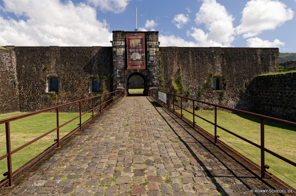 Guadeloupe Track Mauer Architektur Gebäude Reisen alt Stadt Landschaft Himmel Brücke Schloss Berg Wahrzeichen Haus historischen Palast Tourismus Struktur Stein Geschichte Hängebrücke Turm Fluss Bäume Kloster Residenz Antike Eisenbahn Ringwall Tourist historische Gras Baum Tunnel Wasser berühmte Sommer Festung Straße Art und Weise landschaftlich im freien Hügel Straße fallen Transport im freien sonnig Stadt Berge religiöse Residenz Szenerie Dorf mittelalterliche Herbst Durchgang Eisenbahn Sonnenlicht Zug Urban Wolke Perspektive Befestigung Universität Entwicklung des ländlichen Ruine Wolken Durchgang Kirche Urlaub Religion Schiene Tag Zaun Kultur Panorama England Gebäude Pfad Tradition aussenansicht Sonne Meer Land track wall architecture building travel old city landscape sky bridge castle mountain landmark house historic palace tourism structure stone history suspension bridge tower river trees monastery residence ancient railroad rampart tourist historical grass tree tunnel water famous summer fortress road way scenic outdoor hill street fall transportation outdoors sunny town mountains religious residence scenery village medieval autumn passageway railway sunlight train urban cloud perspective fortification university rural ruin clouds passage church vacation religion rail day fence culture panorama england buildings path tradition exterior sun sea country