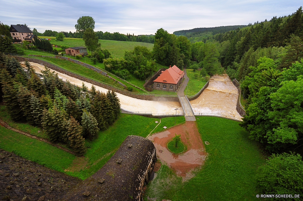 Talsperre Malter Überlauf Landschaft Villa Dach Ziegeldach Gras Himmel Wasser Resort Baum Garten Haus Sommer Bäume Reisen landschaftlich Architektur Gebäude Schutzüberzug im freien Entwicklung des ländlichen Tourismus Szene Terrasse Resorthotel Struktur Bedachungen Bereich Urlaub Landschaft Szenerie Land sonnig Urlaub Kurs Golf Fliese Rasen friedliche Entspannen Sie sich Material England Bespannung Hügel Startseite Luxus See Wolken Feld Berg Bauernhof Teich Dorf alt Frühling Frieden ruhige Straße Sport Hügel Hotel Berge Land Stadt Freizeit Park Farbe Fluss Landwirtschaft Eigenschaft Immobilien Blume Entspannung Stadt Palast Ausrüstung Pflanze Sonne Geschichte bunte Immobilien Wolke Häuser Wohn im freien Gartenarbeit idyllische Urlaub berühmte Umgebung Herbst landscape villa roof tile roof grass sky water resort tree garden house summer trees travel scenic architecture building protective covering outdoors rural tourism scene patio resort hotel structure roofing area vacation countryside scenery country sunny holiday course golf tile lawn peaceful relax material england covering hill home luxury lake clouds field mountain farm pond village old spring peace tranquil road sport hills hotel mountains land city leisure park color river agriculture property estate flower relaxation town palace equipment plant sun history colorful real estate cloud houses residential outdoor gardening idyllic vacations famous environment autumn