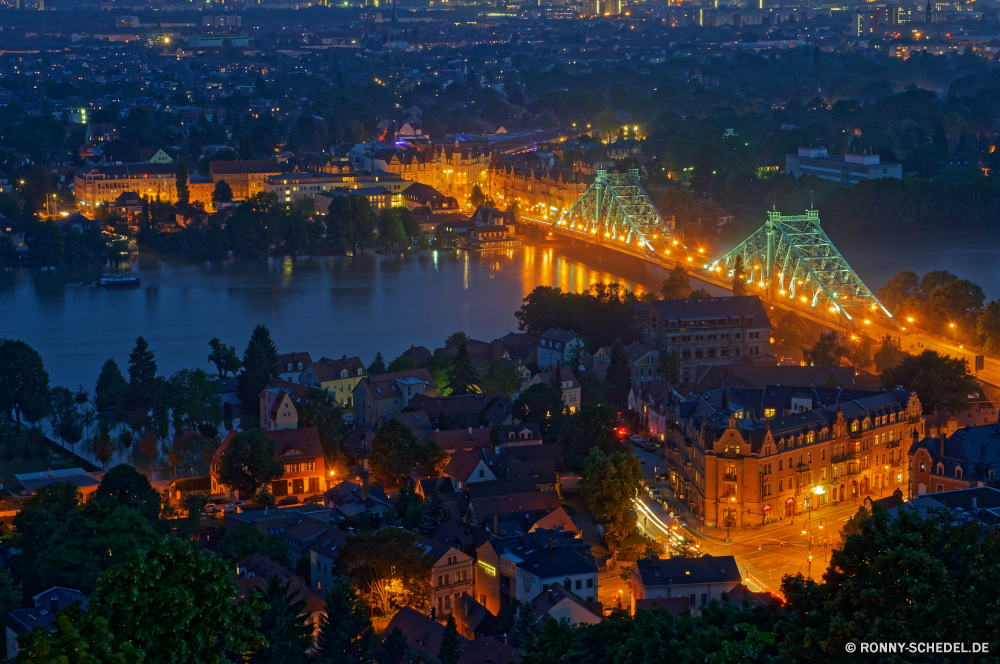 Blaues Wunder Park Nacht Darm-Trakt Stadt Architektur Gebäude Stadtansicht Urban Brücke Skyline Fluss Reisen Innenstadt Lichter Turm Wahrzeichen Palast Himmel Stadt Wasser Gebäude Dämmerung 'Nabend Wolkenkratzer Licht Tourismus Szene Struktur Reflexion Hauptstadt Sonnenuntergang berühmte Dämmerung Straße Büro am Wasser Landschaft Tourist moderne beleuchtete groß Geschäft Haus Residenz Zentrum finanzielle dunkel hoch Panorama landschaftlich Wolkenkratzer alt Urlaub historischen Anlegestelle Ziel Metropolitan Straße Landkreis Metropole Hafen Bau Meer Luftbild Verkehr Bucht Vereinigte Kultur Baum Wolken Hängebrücke Kirche Schloss Neu Geschichte Wohnung Zentrale Farbe Beleuchtung Tempel Panorama Unterstützung Denkmal Osten Urlaub Horizont Sommer park night tract city architecture building cityscape urban bridge skyline river travel downtown lights tower landmark palace sky town water buildings dusk evening skyscraper light tourism scene structure reflection capital sunset famous twilight street office waterfront landscape tourist modern illuminated tall business house residence center financial dark high panorama scenic skyscrapers old holiday historic pier destination metropolitan road district metropolis harbor construction sea aerial traffic bay united culture tree clouds suspension bridge church castle new history dwelling central color illumination temple panoramic support monument east vacation horizon summer