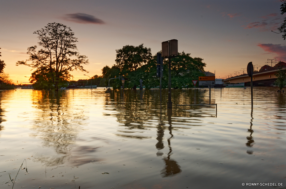 Dresden Terrassenufer Wasser Anlegestelle See Himmel Ufer Landschaft Reflexion am See Unterstützung Fluss Sonnenuntergang Strand Gerät Sonne im freien Baum Reisen Wald Sommer Ozean landschaftlich friedliche Stadt Park am Wasser Meer Ruhe ruhige Urlaub Wolken Szene Tourismus Küste Teich Szenerie Sonnenaufgang Wolke Gebäude Bäume Urlaub Gras Dämmerung Berg gelassene sonnig im freien Sonnenlicht Skyline Bootshaus Umgebung Boot Brücke Saison Hölzer natürliche Licht Küstenlinie Horizont Morgenröte Kontur ruhig Körper des Wassers Entspannung am Morgen Boote Atmosphäre Schuppen Architektur Frühling Berge Stein Frieden Sand idyllische Erholung Farbe Entwicklung des ländlichen Dock Nautik Urban klar bunte Stadtansicht Bucht Haus Sonnenschein Stadt Holz Insel Nebengebäude Schiff Hafen Küste 'Nabend Pflanze Wellen Landschaft Tourist Geschichte Herbst Land water pier lake sky shore landscape reflection lakeside support river sunset beach device sun outdoors tree travel forest summer ocean scenic peaceful city park waterfront sea calm tranquil vacation clouds scene tourism coast pond scenery sunrise cloud building trees holiday grass dusk mountain serene sunny outdoor sunlight skyline boathouse environment boat bridge season woods natural light shoreline horizon dawn silhouette quiet body of water relaxation morning boats atmosphere shed architecture spring mountains stone peace sand idyllic recreation color rural dock nautical urban clear colorful cityscape bay house sunshine town wood island outbuilding ship harbor coastline evening plant waves countryside tourist history autumn country