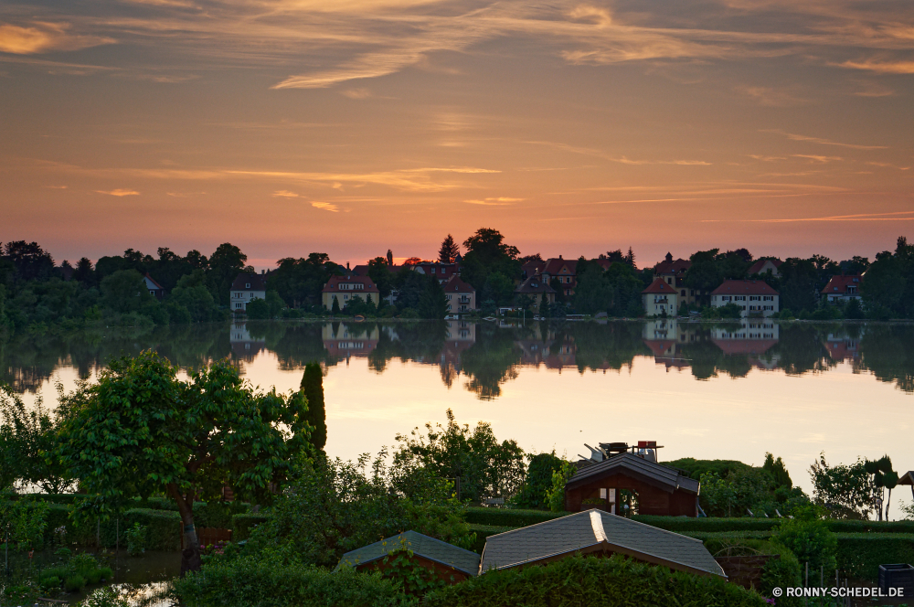 Laubegast Resort am See Ufer Wasser Himmel Stadt Landschaft See am Wasser Reisen Fluss Sommer Urlaub Stadt Tourismus Wolken Gebäude Reflexion Urban Berg Sonnenuntergang Nacht Architektur landschaftlich Meer Baum Szene Sonne Stadtansicht Gebäude Strand Bäume Haus Ozean Wahrzeichen Küste Szenerie Urlaub Park sonnig Bucht 'Nabend Tourist alt Dämmerung Boot Lichter im freien Ruhe Hafen Innenstadt Brücke Wald Turm Schloss Hügel Tag Stein historischen im freien Boote Häuser Panorama Skyline groß berühmte Berge Sand friedliche Schnee ruhige Horizont Atmosphäre Landkreis Morgenröte Marina Hauptstadt Küstenlinie Urlaub Straße Insel Licht Sonnenlicht Kai Fels Dock Wolke Hafen Landschaften Hölzer Küste Sonnenaufgang Ziel Umgebung Kirche Palast resort lakeside shore water sky city landscape lake waterfront travel river summer vacation town tourism clouds building reflection urban mountain sunset night architecture scenic sea tree scene sun cityscape buildings beach trees house ocean landmark coast scenery holiday park sunny bay evening tourist old dusk boat lights outdoors calm harbor downtown bridge forest tower castle hill day stone historic outdoor boats houses panorama skyline tall famous mountains sand peaceful snow tranquil horizon atmosphere district dawn marina capital shoreline holidays street island light sunlight wharf rock dock cloud port scenics woods coastline sunrise destination environment church palace