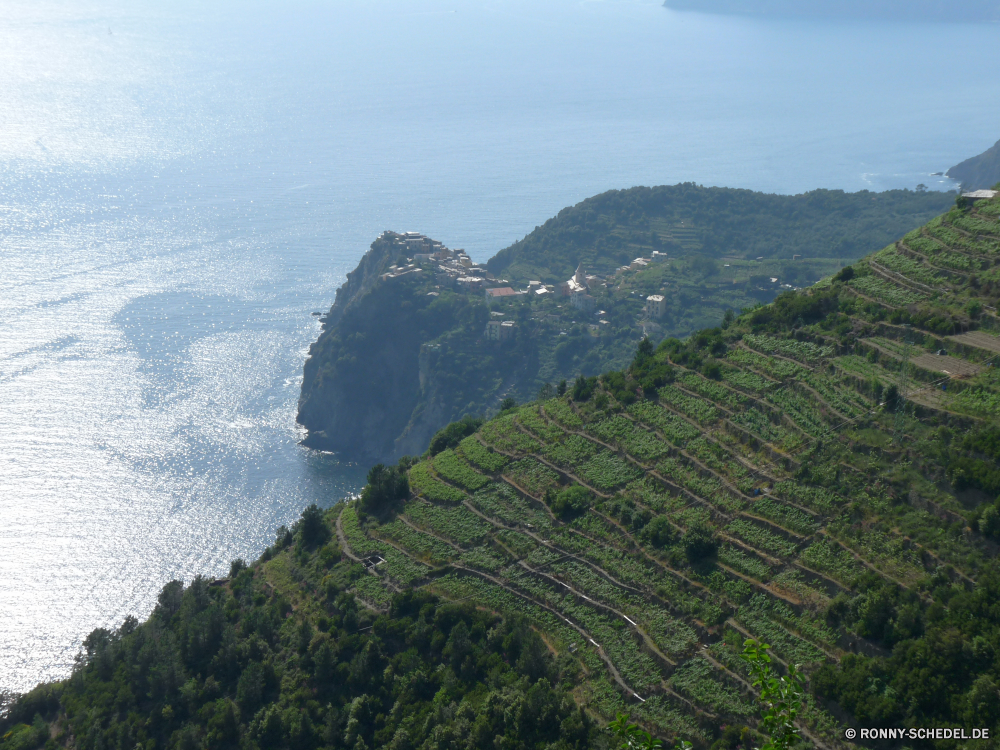 Cinque Terre Vorgebirge geologische formation natürliche Höhe Landschaft Klippe Berg Meer Wasser Küste Fels Himmel landschaftlich Berge Ozean Reisen Küste Hügel Tourismus Sommer Park Strand Szenerie Baum Felsen Urlaub Wolken Kap felsigen Szene Wolke Stein Küstenlinie Wald Hochland Ufer Fluss Insel Horizont See Panorama im freien Urlaub Wildnis Sonne Gras sonnig ruhige Wandern Wetter im freien Bereich Sand nationalen Tal Tag Bäume Hügel Spitze Panorama Bereich natürliche Bucht friedliche Klippen seelandschaft Wild Wellen Süden Ziel Landschaft Umgebung Norden Landschaften Paradies Urlaub Schnee Steigung Sonnenlicht Entwicklung des ländlichen Pflanze hoch Küste Welle Tropischer Steine horizontale Tourist Straße Frühling promontory geological formation natural elevation landscape cliff mountain sea water coast rock sky scenic mountains ocean travel coastline hill tourism summer park beach scenery tree rocks vacation clouds cape rocky scene cloud stone shoreline forest highland shore river island horizon lake panorama outdoor holiday wilderness sun grass sunny tranquil hiking weather outdoors range sand national valley day trees hills peak panoramic area natural bay peaceful cliffs seascape wild waves south destination countryside environment north scenics paradise holidays snow slope sunlight rural plant high coastal wave tropical stones horizontal tourist road spring