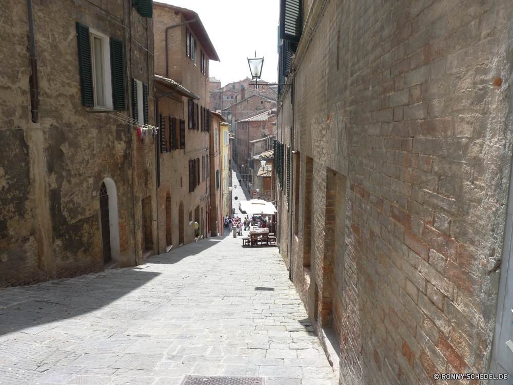 Siena Bürgersteig Mauer Architektur Gebäude alt Straße Haus Stein Stadt Stadt Backstein Antike Fenster Tourismus Reisen Urban mittelalterliche Geschichte Straße historischen Tür aussenansicht Gasse Tourist Bau historische Himmel Dorf Startseite traditionelle Kultur Szene Betonpflaster schmale Ringwall Häuser Struktur Bogen Jahrgang Gebäude Platz leere Windows Lagerhaus Wahrzeichen Pflaster Typische Art und Weise Tradition Turm aufgegeben Ruine Erbe Antik Stadtansicht Ziel berühmte Holz Urlaub Gefängnis Dach Wohn Pfad im freien Kanal Wasser Industrielle Glas sidewalk wall architecture building old street house stone town city brick ancient window tourism travel urban medieval history road historic door exterior alley tourist construction historical sky village home traditional culture scene cobblestone narrow rampart houses structure arch vintage buildings place empty windows warehouse landmark pavement typical way tradition tower abandoned ruin heritage antique cityscape destination famous wood vacation prison roof residential path outdoors channel water industrial glass