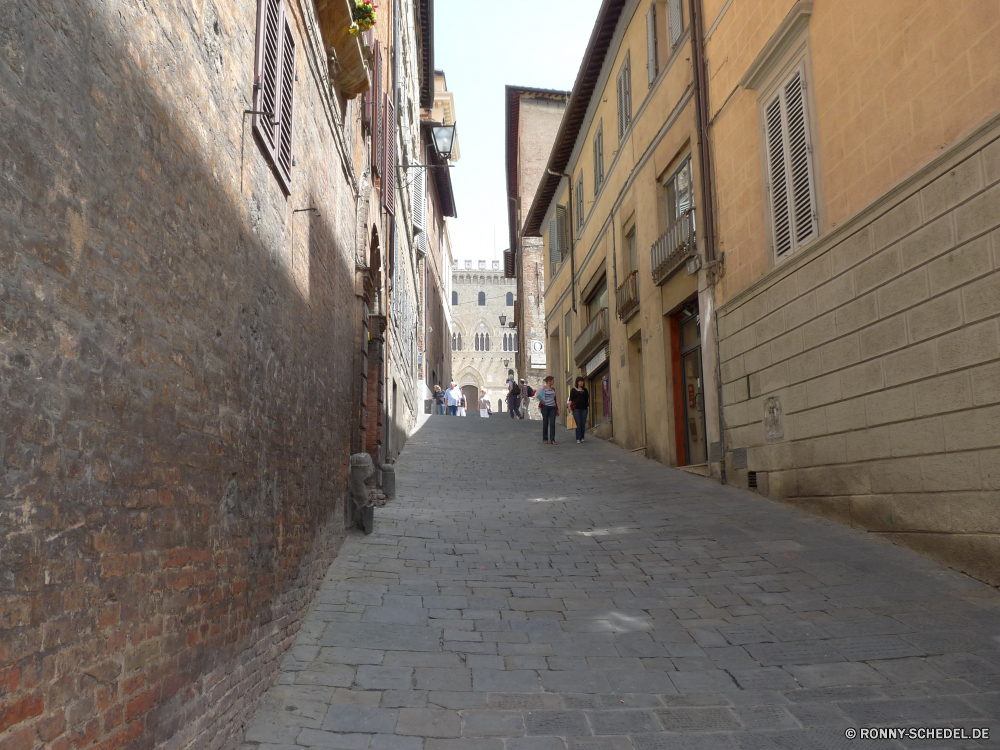 Siena Bürgersteig Mauer Architektur Gebäude Straße alt Stadt Stein Haus Antike Stadt Gasse Backstein Fenster Urban Reisen Geschichte Tourismus historischen historische mittelalterliche Tür Straße aussenansicht schmale Szene Dorf Häuser Kultur Himmel Bau Tourist Aufstieg Betonpflaster traditionelle Startseite Bogen Spalte Windows Jahrgang Pflaster Gebäude Steigung Wahrzeichen Typische Art und Weise Lagerhaus Struktur Urlaub Antik Dach Schatten Turm Landschaft gepflastert Erbe leere Pfad Baum Festung Tradition Wasser Korridor Schloss Ruine architektonische Wohn Graffito Stadtansicht Denkmal Licht im Alter von Gefängnis sidewalk wall architecture building street old town stone house ancient city alley brick window urban travel history tourism historic historical medieval door road exterior narrow scene village houses culture sky construction tourist ascent cobblestone traditional home arch column windows vintage pavement buildings slope landmark typical way warehouse structure vacation antique roof shadow tower landscape paved heritage empty path tree fortress tradition water corridor castle ruin architectural residential graffito cityscape monument light aged prison