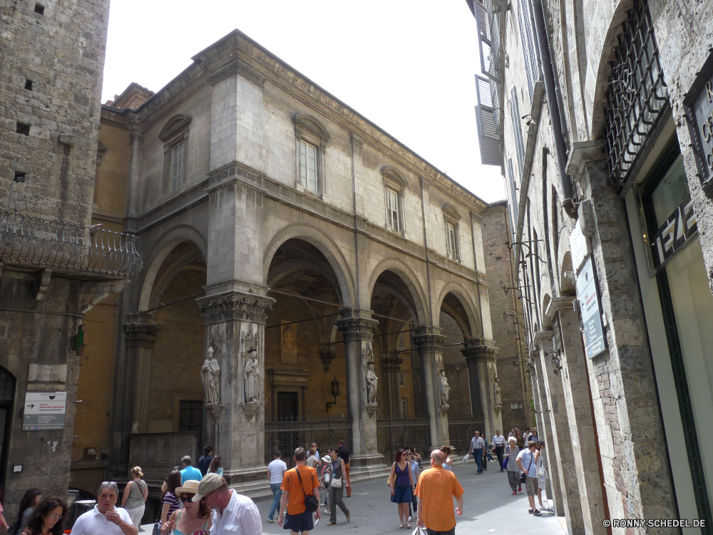 Siena Universität Kathedrale Architektur Gebäude Kirche Bogen Tourismus Reisen Stadt Wahrzeichen alt Religion Fassade berühmte Denkmal Antike Geschichte Triumphbogen Struktur Turm Stadt Gedenkstätte Stein historischen Palast historische Kuppel Tourist Straße architektonische Himmel Tempel Haus Kultur aussenansicht Statue Basilika religiöse Urban Katholische Spalte Attraktion Detail Fenster Residenz Platz Mauer Dach Platz Marmor Tür Roman mittelalterliche Skulptur Gebäude Renaissance St Eingang Hochschule Glocke Antik England Backstein Kunst Jahrgang Urlaub Kloster Szene heilig glauben Hauptstadt Ziel im freien Plaza Urlaub university cathedral architecture building church arch tourism travel city landmark old religion facade famous monument ancient history triumphal arch structure tower town memorial stone historic palace historical dome tourist street architectural sky temple house culture exterior statue basilica religious urban catholic column attraction detail window residence place wall roof square marble door roman medieval sculpture buildings renaissance st entrance college bell antique england brick art vintage vacation monastery scene holy faith capital destination outdoors plaza holiday