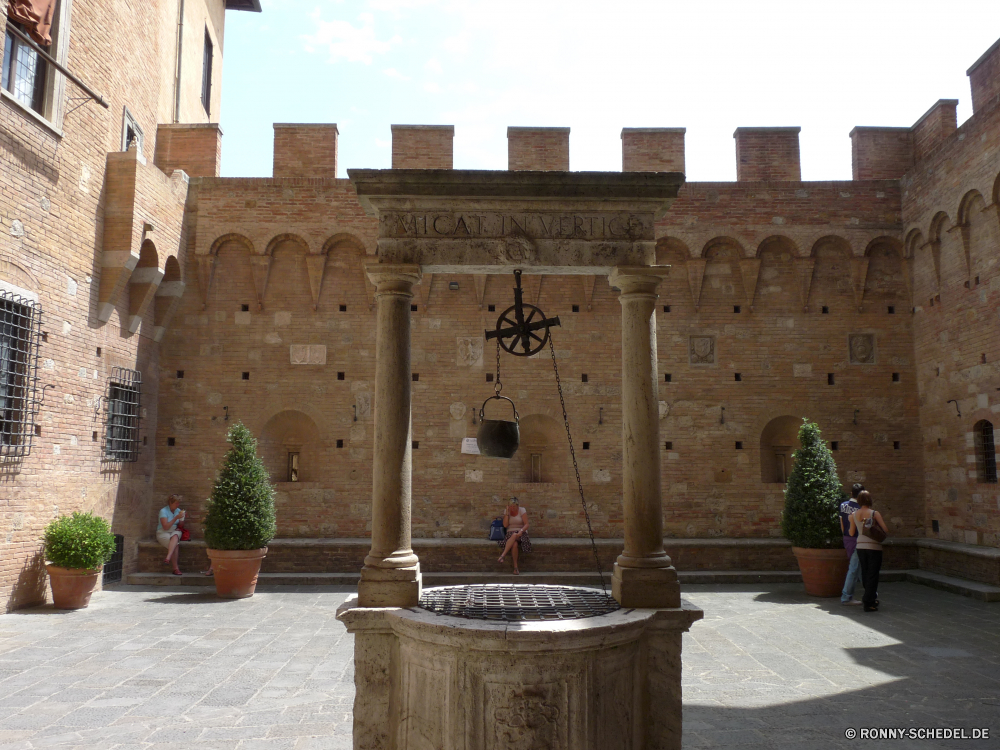 Siena Festung Architektur Gebäude alt Kloster Antike Geschichte Tourismus Stein Reisen Residenz Palast historischen Stadt Denkmal Haus religiöse Residenz Bogen Wahrzeichen Tourist historische Schloss Roman berühmte Stadt Kathedrale Spalte Himmel Turm Kultur Mauer Kirche Religion Ruine Ruine Fassade mittelalterliche Fenster Gebäude aussenansicht Statue Tor Eingang Skulptur Wohnung Tempel Platz Ringwall Backstein Struktur Ziel Befestigung Archäologie Bögen Jahrhundert Kunst Bau traditionelle Erbe gebaut Attraktion religiöse im freien Urlaub An bleibt Denkmäler Festung Wände Marmor Vergangenheit architektonische Tür Steine Brücke Platz Fluss fortress architecture building old monastery ancient history tourism stone travel residence palace historic city monument house religious residence arch landmark tourist historical castle roman famous town cathedral column sky tower culture wall church religion ruins ruin facade medieval window buildings exterior statue gate entrance sculpture dwelling temple place rampart brick structure destination fortification archeology arches century art construction traditional heritage built attraction religious outdoors vacation to remains monuments fort walls marble past architectural door stones bridge square river