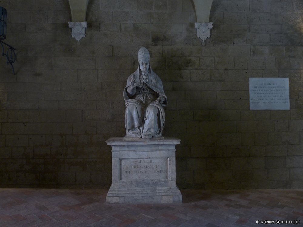 Siena Gedenkstätte Struktur Messing Podest Stein Skulptur Statue Architektur Unterstützung Grabstein Denkmal Tragkonstruktion Geschichte Tourismus Reisen Wahrzeichen Kultur Antike Gebäude Kunst alt Stadt Grab Religion Spalte berühmte Marmor Brunnen Tempel Palast historischen historische Friedhof Tourist Gott traditionelle Schnitzerei Bronze Park religiöse Abbildung Himmel König Spiritualität aussenansicht Obelisk Erbe künstlerische Antik Platz Gottesdienst Königliche Dekoration Fassade Kirche Tradition Detail Statuen Grand heilig spirituelle Attraktion im freien Hauptstadt Gestaltung Tag memorial structure brass pedestal stone sculpture statue architecture support gravestone monument supporting structure history tourism travel landmark culture ancient building art old city grave religion column famous marble fountain temple palace historic historical cemetery tourist god traditional carving bronze park religious figure sky king spirituality exterior obelisk heritage artistic antique place worship royal decoration facade church tradition detail statues grand holy spiritual attraction outdoor capital design day