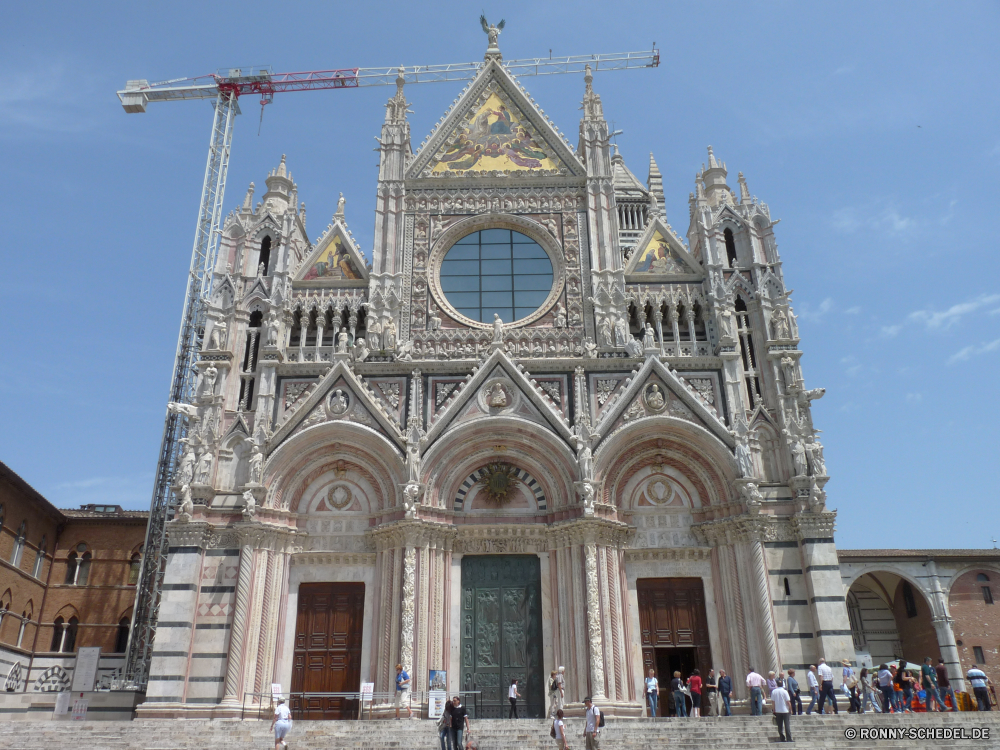 Siena Fassade Kathedrale Architektur Kirche Gebäude Religion Tourismus Reisen alt Wahrzeichen Stadt Geschichte historischen Turm Antike Himmel Stadt Kuppel religiöse berühmte England Palast Denkmal Stein Katholische historische aussenansicht St Universität glauben Haus Basilika Tourist Kultur Platz mittelalterliche Residenz Struktur Attraktion Kreuz Glocke St. Urban Tempel Museum Fenster Platz traditionelle Kunst Halle Detail Orthodoxe barocke Tour Erbe Hauptstadt Jahrgang Urlaub Spalte Kuppel Kloster Marmor Gottesdienst Spiritualität groß groß Backstein Ziel verzieren facade cathedral architecture church building religion tourism travel old landmark city history historic tower ancient sky town dome religious famous england palace monument stone catholic historical exterior st university faith house basilica tourist culture square medieval residence structure attraction cross bell saint urban temple museum window place traditional art hall detail orthodox baroque tour heritage capital vintage vacation column cupola monastery marble worship spirituality great tall brick destination ornate