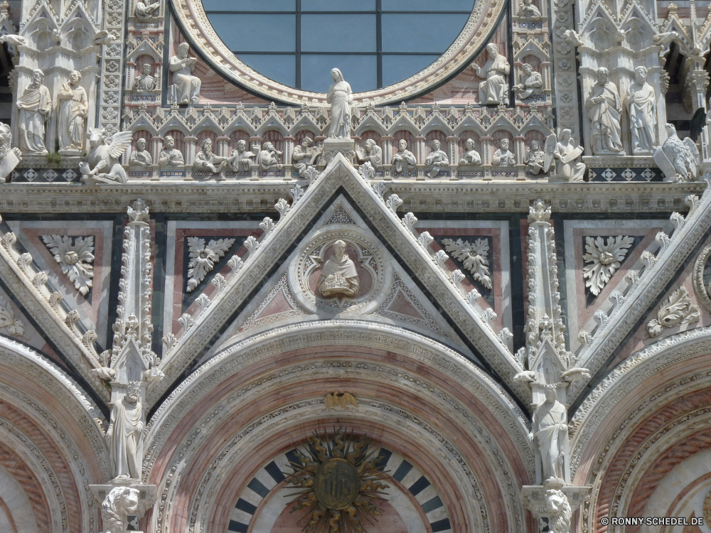 Siena Kathedrale Architektur Fassade Kirche Gebäude Religion alt Gewölbe Wahrzeichen historischen Stadt Katholische Denkmal Dach Antike Reisen religiöse Tourismus berühmte Kloster Geschichte Fenster aussenansicht mittelalterliche Stein Schutzüberzug historische Spalte Stadt Gottesdienst Skulptur Bogen Turm Palast Kuppel glauben Tür Kapelle Kunst Kultur Bespannung Eingang Tempel Basilika Roman Tourist religiöse Residenz Gott Himmel Detail Haus Katholizismus architektonische England Statue Gebäude Antik Kreuz Dekoration Residenz Jahrgang St. Urban Struktur Hauptstadt Golden Platz verzieren Stil Portal Marmor Erbe heilig Spiritualität Bau Backstein Ziel Abtei Bögen geschnitzt Tor St Gebet Mauer Klassische Gold cathedral architecture facade church building religion old vault landmark historic city catholic monument roof ancient travel religious tourism famous monastery history window exterior medieval stone protective covering historical column town worship sculpture arch tower palace dome faith door chapel art culture covering entrance temple basilica roman tourist religious residence god sky detail house catholicism architectural england statue buildings antique cross decoration residence vintage saint urban structure capital golden place ornate style portal marble heritage holy spirituality construction brick destination abbey arches carved gate st prayer wall classic gold