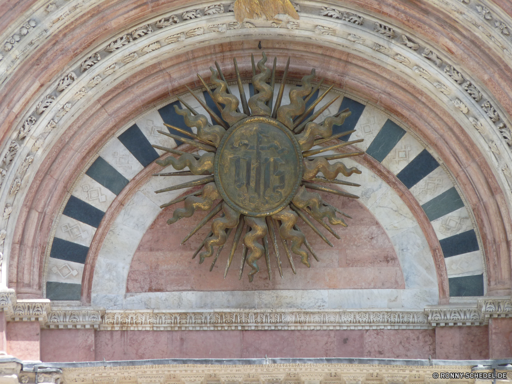 Siena Dach Architektur alt Gebäude Schutzüberzug Kirche Gewölbe Struktur Kuppel Fenster Gerät Spule historischen Kathedrale Antike Religion Wahrzeichen Bespannung Schritt Detail Geschichte Kunst Bogen Tourismus Fassade religiöse Reisen Pendel Denkmal Indikator Unterstützung Skulptur Stein Dekoration Antik Tourist Eingang Stadt historische Mauer Gestaltung Kultur Apparat Innenraum Rahmen Uhr aussenansicht Decke Turm St. Stil verzieren Zeit Tempel Jahrgang mittelalterliche Tür Statue berühmte Klassische dekorative Sonnenuhr Gold Textur Katholische Licht Zeitmesser Stadt Tragkonstruktion Marmor Metall Roman Tor Runde Gott Golden Attraktion Kreis Ausrüstung Informationen Haus glauben Gebäude Backstein Braun im Alter von roof architecture old building protective covering church vault structure dome window device coil historic cathedral ancient religion landmark covering step detail history art arch tourism facade religious travel pendulum monument indicator support sculpture stone decoration antique tourist entrance city historical wall design culture apparatus interior framework clock exterior ceiling tower saint style ornate time temple vintage medieval door statue famous classic decorative sundial gold texture catholic light timepiece town supporting structure marble metal roman gate round god golden attraction circle equipment details house faith buildings brick brown aged