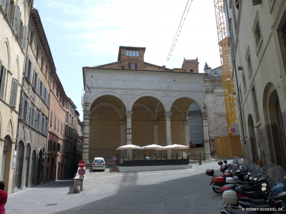 Siena Bogen Triumphbogen Architektur Gedenkstätte Struktur Gebäude Stadt Stein Kathedrale alt Brücke Kirche Tourismus Reisen Antike Geschichte Straße Fassade historischen Wahrzeichen Denkmal Turm Himmel Religion Stadt Fenster historische berühmte Hängebrücke Tourist mittelalterliche Mauer Urban Haus Backstein aussenansicht Bürgersteig Dach Tür Fluss Gebäude im freien Bau Festung Palast Tor Wasser architektonische Kultur Straße Statue Kloster Hauptstadt Platz Gewölbe Platz Bögen Katholische Kuppel Antik Tag Spalte traditionelle Nacht Schloss Roman Eingang Erbe Attraktion Kreuz religiöse arch triumphal arch architecture memorial structure building city stone cathedral old bridge church tourism travel ancient history street facade historic landmark monument tower sky religion town window historical famous suspension bridge tourist medieval wall urban house brick exterior sidewalk roof door river buildings outdoors construction fortress palace gate water architectural culture road statue monastery capital place vault square arches catholic dome antique day column traditional night castle roman entrance heritage attraction cross religious