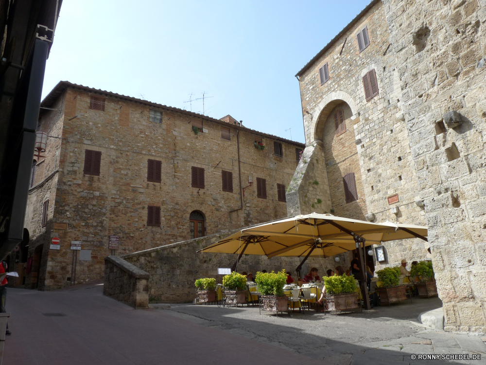 San Gimignano Festung Gebäude Architektur Kloster alt Fassade Kirche Haus Stein Turm Mauer religiöse Residenz Antike Geschichte mittelalterliche Residenz Himmel Backstein Fenster Religion Tourismus Stadt Wahrzeichen Schloss Stadt Reisen historischen historische Kathedrale Tourist Bau Denkmal Palast Ruine religiöse Bogen Kreuz Dach Wohnung Jahrhundert Struktur Universität Kapelle Dorf Tür Schule Landschaft Gebäude Startseite Kultur Katholische Tor Erbe St. traditionelle aussenansicht Fluss Orthodoxe St Wolke Baum Mitte Windows Wohn Gott England Befestigung Sonne Kunst Gras Tempel fortress building architecture monastery old facade church house stone tower wall religious residence ancient history medieval residence sky brick window religion tourism town landmark castle city travel historic historical cathedral tourist construction monument palace ruin religious arch cross roof dwelling century structure university chapel village door school landscape buildings home culture catholic gate heritage saint traditional exterior river orthodox st cloud tree middle windows residential god england fortification sun art grass temple