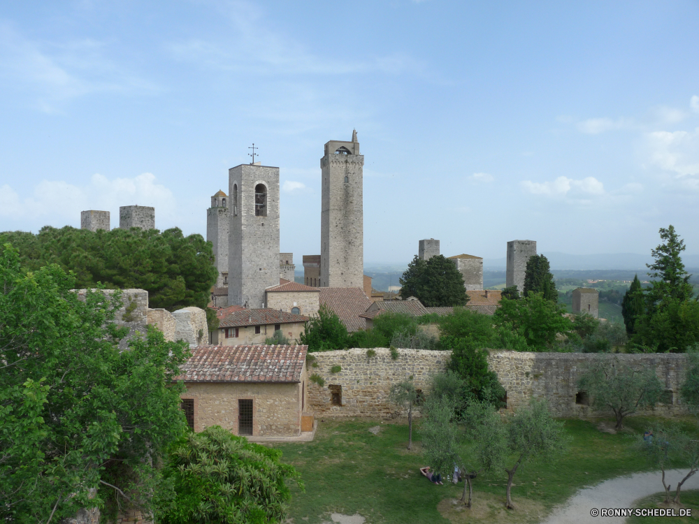 San Gimignano Schloss Befestigung Palast Defensive Struktur Architektur Ringwall Festung Turm Struktur alt mittelalterliche Stein Geschichte Gebäude Antike Reisen historischen Mauer Wahrzeichen Tourismus Himmel Denkmal historische Festung Stadt Stadt Türme Landschaft Ruine Haus Kirche aussenansicht Bäume Gebäude Wände Mitte Hügel berühmte Bau Ruine Berg England Fels Tourist Verteidigung Königliche Dorf Backstein Felsenburg König groß Gras Kultur Kirchenburg Altersgruppen Königreich im freien Urlaub Fluss landschaftlich Erbe Fassade Brücke Wolken im freien Urlaub Szenerie Entwicklung des ländlichen Besichtigungen Wolke Blick in die außerhalb Panorama Stadtansicht Ziel castle fortification palace defensive structure architecture rampart fortress tower structure old medieval stone history building ancient travel historic wall landmark tourism sky monument historical fort city town towers landscape ruin house church exterior trees buildings walls middle hill famous construction ruins mountain england rock tourist defense royal village brick stronghold king great grass culture fortified ages kingdom outdoors holiday river scenic heritage facade bridge clouds outdoor vacation scenery rural sightseeing cloud sight outside panorama cityscape destination