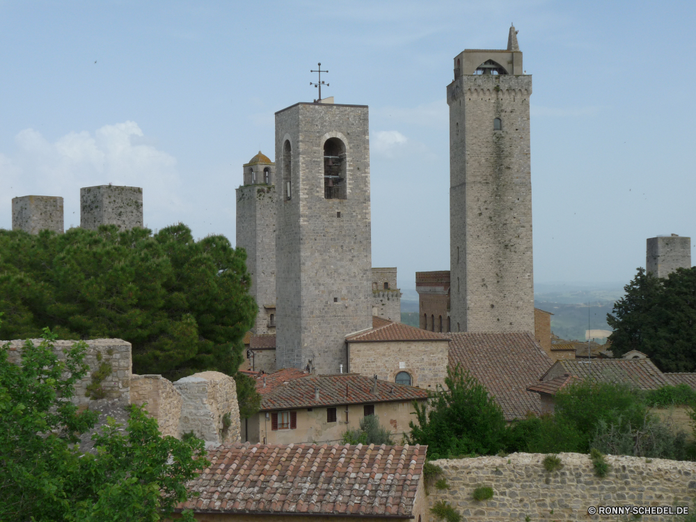 San Gimignano Schloss Festung Ringwall Befestigung Turm Architektur mittelalterliche Antike Stein alt Tourismus Gebäude Geschichte Mauer Palast Reisen Defensive Struktur historischen Wahrzeichen Struktur Denkmal Himmel Stadt Stadt Festung historische Landschaft Haus Bau Kirche Türme Ruine Kultur Ruine Mitte Wände Dorf Tourist berühmte Backstein Felsenburg Jahrhundert aussenansicht Altersgruppen Verteidigung Fels Gebäude Hügel Dach Gras Berg Entwicklung des ländlichen Fassade Bäume Kirchenburg Königreich Antik Museum Krieg architektonische England Stadtansicht Brücke Fenster Kloster Religion castle fortress rampart fortification tower architecture medieval ancient stone old tourism building history wall palace travel defensive structure historic landmark structure monument sky town city fort historical landscape house construction church towers ruins culture ruin middle walls village tourist famous brick stronghold century exterior ages defense rock buildings hill roof grass mountain rural facade trees fortified kingdom antique museum war architectural england cityscape bridge window monastery religion