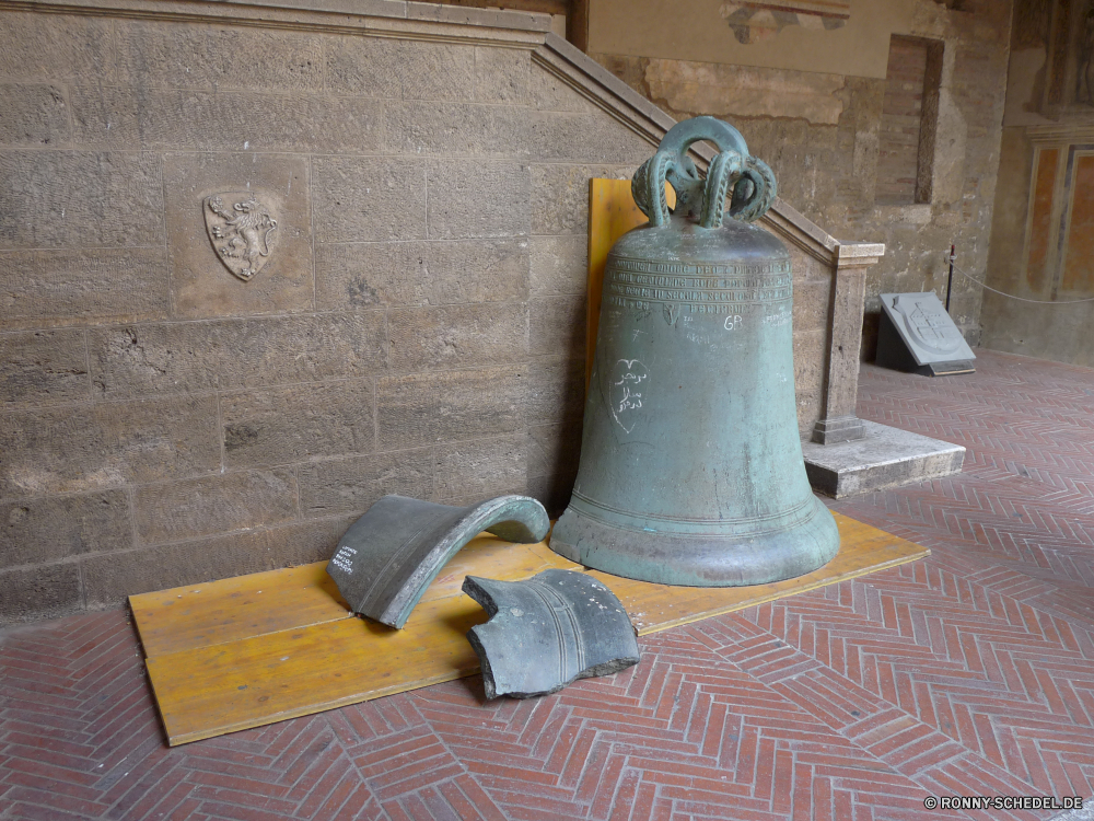 San Gimignano Glocke akustische Geräte Signalgeber Glockenspiel alt Metall Percussion-instrument Topf traditionelle Messing Objekt Antik CoffeePot Musikinstrument Holz Kaffee Antike Schiff Trinken Religion Container Geschichte Jahrgang Kultur Braun Gold Retro behandeln glänzend Architektur Dekoration metallische Stahl Pokal schwarz religiöse Kirche heiß Kochen-utensil aus Holz Koffein Ring Klang Gerät Wasser Schleifer Kunst Kupfer Bronze Golden Reisen Mauer Spiritualität altmodische Ausrüstung Duft closeup Essen Farbe Urlaub Silber Frühstück bell acoustic device signaling device chime old metal percussion instrument pot traditional brass object antique coffeepot musical instrument wood coffee ancient vessel drink religion container history vintage culture brown gold retro handle shiny architecture decoration metallic steel cup black religious church hot cooking utensil wooden caffeine ring sound device water grinder art copper bronze golden travel wall spirituality old fashioned equipment aroma closeup food color holiday silver breakfast