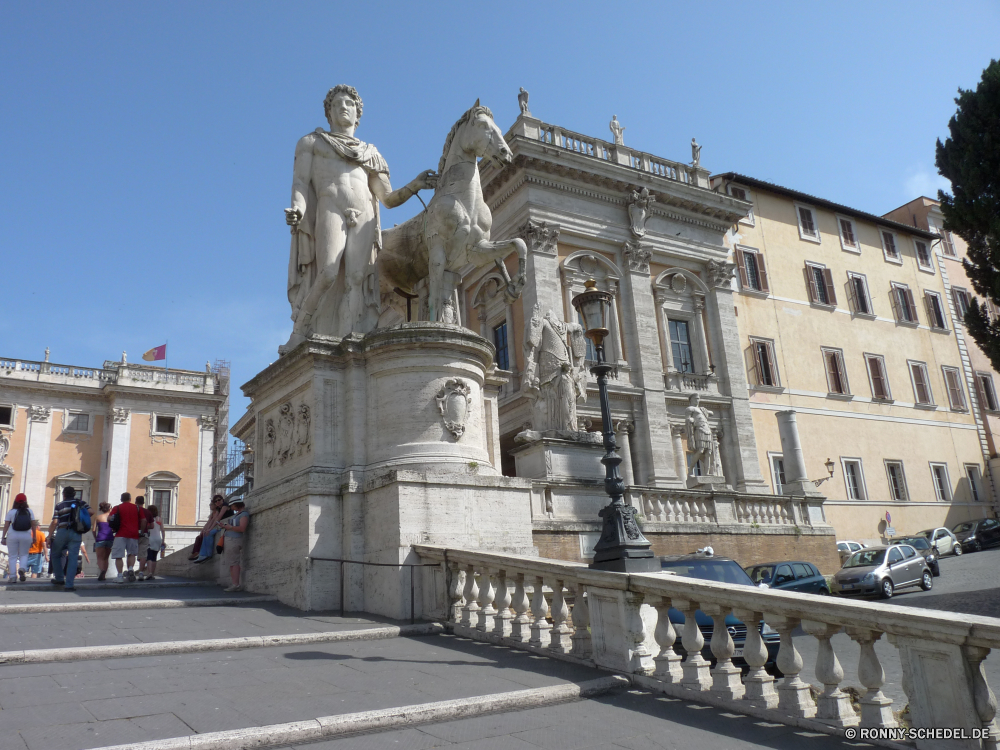 Rom Architektur Palast Gebäude Residenz Fassade Haus Geschichte Stadt Denkmal Reisen Tourismus Statue Kathedrale Kirche Himmel Wahrzeichen Struktur berühmte Wohnung historischen Stadt alt Stein Tourist Religion Kultur Skulptur Turm aussenansicht Straße Antike Platz historische Kloster Kuppel Schloss Spalte religiöse Residenz Attraktion Hauptstadt Urban Platz Museum Bau Gehäuse Ziel Universität Königliche England Flag Balkon Bogen Halle Basilika im freien architektonische Gebäude Tag Kunst Katholische Marmor St. Königreich gebaut Tempel Vereinigte religiöse Landschaft Brunnen Urlaub Mauer Detail architecture palace building residence facade house history city monument travel tourism statue cathedral church sky landmark structure famous dwelling historic town old stone tourist religion culture sculpture tower exterior street ancient square historical monastery dome castle column religious residence attraction capital urban place museum construction housing destination university royal england flag balcony arch hall basilica outdoors architectural buildings day art catholic marble saint kingdom built temple united religious landscape fountain vacation wall detail