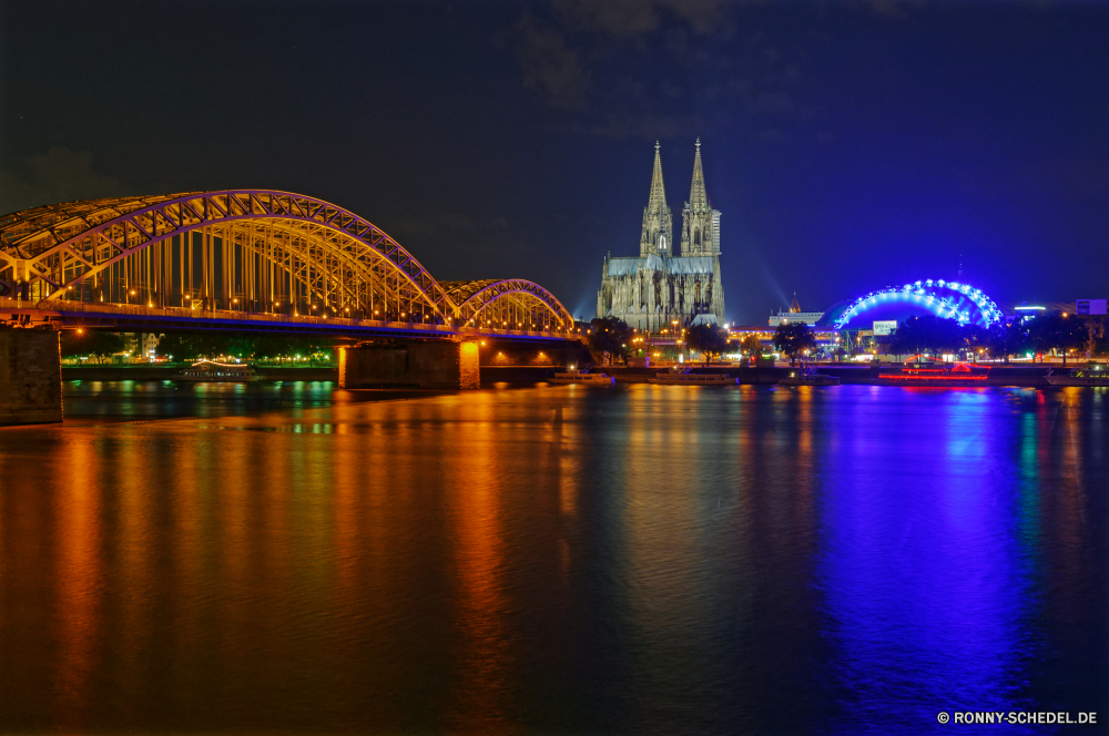 Hohenzollernbrücke, Kölner Dom, Kölner Oper am Wasser Stadt Nacht Brücke Fluss Architektur Stadtansicht Gebäude Urban Skyline Wasser Turm Innenstadt Reflexion Reisen Tourismus Himmel Wahrzeichen Struktur 'Nabend Anlegestelle Wolkenkratzer Lichter Dämmerung Bogenbrücke aus Stahl Gebäude moderne Stadt Büro Licht Szene Geschäft groß Dämmerung Landschaft Metropole Hafen Boot Wolkenkratzer Unterstützung Sonnenuntergang beleuchtete Hauptstadt Tourist Kuppel Marina Bucht Straße Hafen landschaftlich Gerät berühmte Wolken hoch Zentrum Bau Landkreis England Vereinigte Meer dunkel Dach Reflexionen Boote See Urlaub finanzielle Urlaub hell Besichtigungen Unternehmen Wohnung Attraktion Panorama Moschee Finanzen Ozean Bank bunte Metropolitan Stahl Tag Schutzüberzug Glas waterfront city night bridge river architecture cityscape building urban skyline water tower downtown reflection travel tourism sky landmark structure evening pier skyscraper lights dusk steel arch bridge buildings modern town office light scene business tall twilight landscape metropolis harbor boat skyscrapers support sunset illuminated capital tourist dome marina bay street port scenic device famous clouds high center construction district england united sea dark roof reflections boats lake vacation financial holiday bright sightseeing corporate apartment attraction panorama mosque finance ocean bank colorful metropolitan steel day protective covering glass