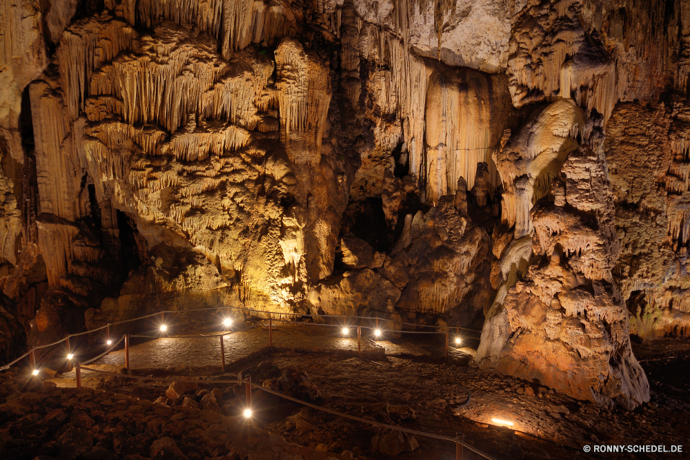 Melidoni Höhle Höhle geologische formation Schlucht Fels Stein Geologie Sandstein nationalen Reisen Park Tourismus Landschaft Antike alt Wüste Formationen Mauer Tal natürliche Berg Aushöhlung Schlucht Bildung Orange Klippe dunkel Sand Innenseite Erde Wahrzeichen Wasser landschaftlich Gebäude Steine Felsen geologische Kalkstein u-Bahn Tourist nass Licht Architektur Attraktion im freien Berge Dunkelheit Geschichte Baum Mysterium historische im freien Farbe Höhle ungewöhnliche felsigen Extreme Ökologie historischen Stalagmit Tropfsteinhöhle Urlaub Südwesten Textur geheimnisvolle Muster Himmel tief einzigartige Wildnis außerhalb gelb Struktur Fluss ganz Mining versteckt Tempel unter Erhaltung Ziel natürliche depression Calcit Mineralien Backstein Ökosystem Klippen Gelände Tour entfernten Kiefer Boden Denkmal Braun Sonnenlicht cave geological formation canyon rock stone geology sandstone national travel park tourism landscape ancient old desert formations wall valley natural mountain erosion ravine formation orange cliff dark sand inside earth landmark water scenic building stones rocks geologic limestone underground tourist wet light architecture attraction outdoor mountains darkness history tree mystery historical outdoors color cavern unusual rocky extreme ecology historic stalagmite stalactite vacation southwest texture mysterious pattern sky deep unique wilderness outside yellow structure river quite mining hidden temple under conservation destination natural depression calcite minerals brick ecosystem cliffs terrain tour remote pine ground monument brown sunlight