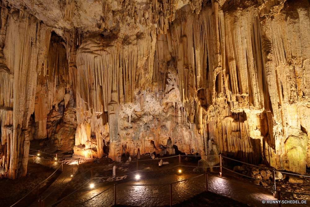 Melidoni Höhle Höhle geologische formation Kathedrale Kirche Architektur Religion Altar Gebäude Antike Reisen alt Tourismus religiöse Struktur Wahrzeichen Stein Katholische Innenseite Denkmal Geschichte historischen Statue Stadt Skulptur Tempel Gott Tourist historische berühmte Katholizismus heilig Innenraum Kultur glauben Kreuz Kunst Kapelle Erbe Licht Bogen Gottesdienst Spalte Gold St. Fenster Turm beten mittelalterliche dunkel Kalkstein Bögen Nacht Spiritualität Attraktion Urlaub Höhle u-Bahn Dunkelheit St Fels Wasser Mauer Brunnen Detail Welt Tropfsteinhöhle Basilika Decke Fassade Eingang Gebet Mysterium Gebäude Stadt natürliche Dekoration Glas Palast cave geological formation cathedral church architecture religion altar building ancient travel old tourism religious structure landmark stone catholic inside monument history historic statue city sculpture temple god tourist historical famous catholicism holy interior culture faith cross art chapel heritage light arch worship column gold saint window tower pray medieval dark limestone arches night spirituality attraction vacation cavern underground darkness st rock water wall fountain detail world stalactite basilica ceiling facade entrance prayer mystery buildings town natural decoration glass palace