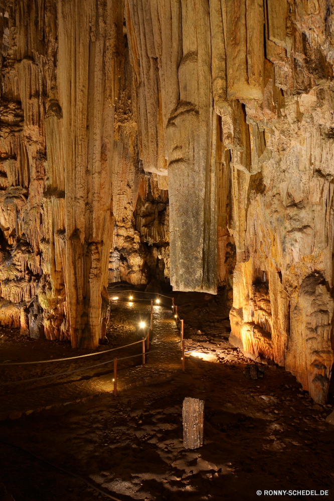 Melidoni Höhle Höhle geologische formation Kathedrale alt Architektur Antike Gebäude Stein Tourismus Struktur Reisen Altar Geschichte historische Religion Wahrzeichen Kirche Tempel Spalte Tourist historischen Mauer religiöse dunkel Park Fels Stadt Kunst Denkmal natürliche aussenansicht Jahrgang Baum Attraktion Innenseite Dunkelheit Licht Statue mittelalterliche Backstein Landschaft Kultur Straße Skulptur Ruine Mysterium Grunge Stadt nationalen Textur Bogen Muster Nacht Kalkstein Bögen Eingang künstlerische Wasser Tür Holz Dach Palast Turm Detail geologische Geologie architektonische Gebäude Schnitzerei Brunnen im Alter von nass cave geological formation cathedral old architecture ancient building stone tourism structure travel altar history historical religion landmark church temple column tourist historic wall religious dark park rock city art monument natural exterior vintage tree attraction inside darkness light statue medieval brick landscape culture street sculpture ruins mystery grunge town national texture arch pattern night limestone arches entrance artistic water door wood roof palace tower detail geologic geology architectural buildings carving fountain aged wet