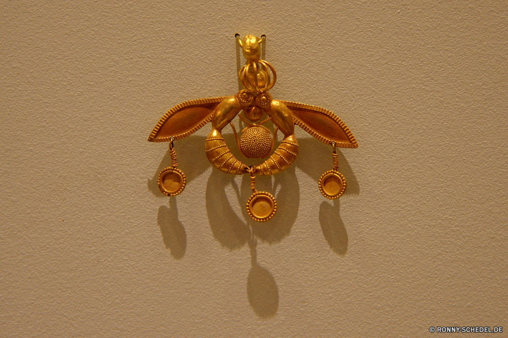 Archäologisches Museum Heraklion Halskette Schmuck Verzierungen Dekoration Anhänger Gold Geschenk glänzend Verzierung Golden Luxus Feier vorhanden Objekt Metall Urlaub Silber Juwel kostbare feiern Mode Multifunktionsleiste saisonale Glas festlich Schmuck Form dekorative Zubehör traditionelle Valentin Romantik Neu Kette Liebe Eleganz Saison Zubehör glitter Symbol Bogen Partei Farbe verzieren Charme Perlen Perlen Edelstein Schatz gelb Eva Kugel Ring elegante zwei Amulett closeup Schließen Diamant Bälle Gestaltung Jahr alt Krone Stil Dekor Perle Schlüssel Runde teure Frohe Dekorieren Steine Winter Karte Kunst feminine Sphäre Sterne im Feld Medaillon hell Armreif Antik Engagement funkel Stein Überraschung Jahrestag Urlaub Tradition Hochzeit Licht Reichtum romantische necklace jewelry adornment decoration pendant gold gift shiny ornament golden luxury celebration present object metal holiday silver jewel precious celebrate fashion ribbon seasonal glass festive jewelery shape decorative accessory traditional valentine romance new chain love elegance season accessories glitter symbol bow party color ornate charm bead beads gem treasure yellow eve ball ring elegant two amulet closeup close diamond balls design year old crown style decor pearl key round expensive merry decorate stones winter card art feminine sphere star box locket bright bangle antique engagement sparkle stone surprise anniversary holidays tradition wedding light wealth romantic