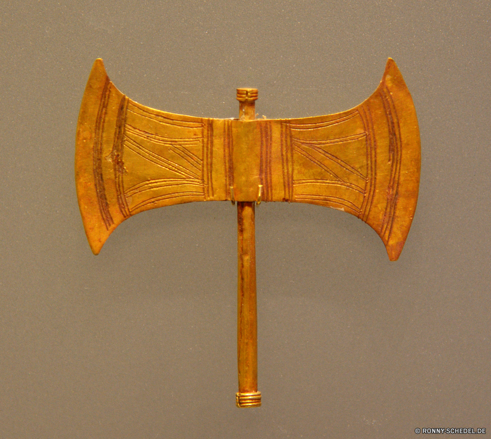 Archäologisches Museum Heraklion Beil Gerät Tomahawk Waffe Edge-tool Kopfplatte Unterstützung Instrument Fräser Symbol Metall 3D Zeichen Holz Lampe Gold alt Schneiden implementieren medizinische Objekt Golden Möbel Gestaltung Medizin Anatomie Biologie Himmel menschliche Tischleuchte Stil Werkzeug Wissenschaft Rakete glänzend Kunst Skelett leere Bau Messing Arbeit Antik aus Holz hatchet device tomahawk weapon edge tool headstock support instrument cutter symbol metal 3d sign wood lamp gold old cutting implement medical object golden furniture design medicine anatomy biology sky human table lamp style tool science missile shiny art skeleton blank construction brass work antique wooden