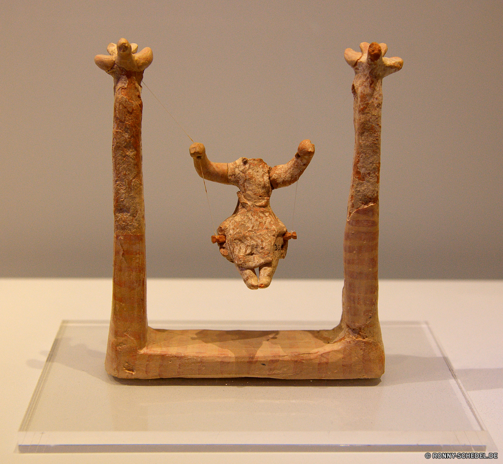 Archäologisches Museum Heraklion Buchstütze Unterstützung Gerät Podest alt Antik Gold Holz Dekoration Jahrgang Antike Tragkonstruktion Kunst Frame aus Holz Retro Struktur Golden traditionelle Religion Stil Skulptur Kultur Metall Schnitzerei dekorative Architektur Objekt Gestaltung verzieren Bauer Krone Statue Tempel Detail Startseite macht Schach König Strategie schwarz im Alter von Brett Reisen Innenraum Schließen Museum Braun Symbol Osten im Feld Wettbewerb Grenze Textur Ritter Erfolg Dekor Schlacht Queen Krieg Gott altmodische Grunge Kronjuwelen religiöse Malerei Gebäude Bischof strategische Deko Bronze spielen Gottesdienst leere Mauer Möbel Dekorieren Tür Muster Haus Freizeit Klassische Geschäft Farbe Geschichte Spiel Symbol bookend support device pedestal old antique gold wood decoration vintage ancient supporting structure art frame wooden retro structure golden traditional religion style sculpture culture metal carving decorative architecture object design ornate pawn crown statue temple detail home power chess king strategy black aged board travel interior close museum brown symbol east box competition border texture knight success decor battle queen war god old fashioned grunge crown jewels religious painting building bishop strategic deco bronze play worship blank wall furniture decorate door pattern house leisure classic business color history game icon